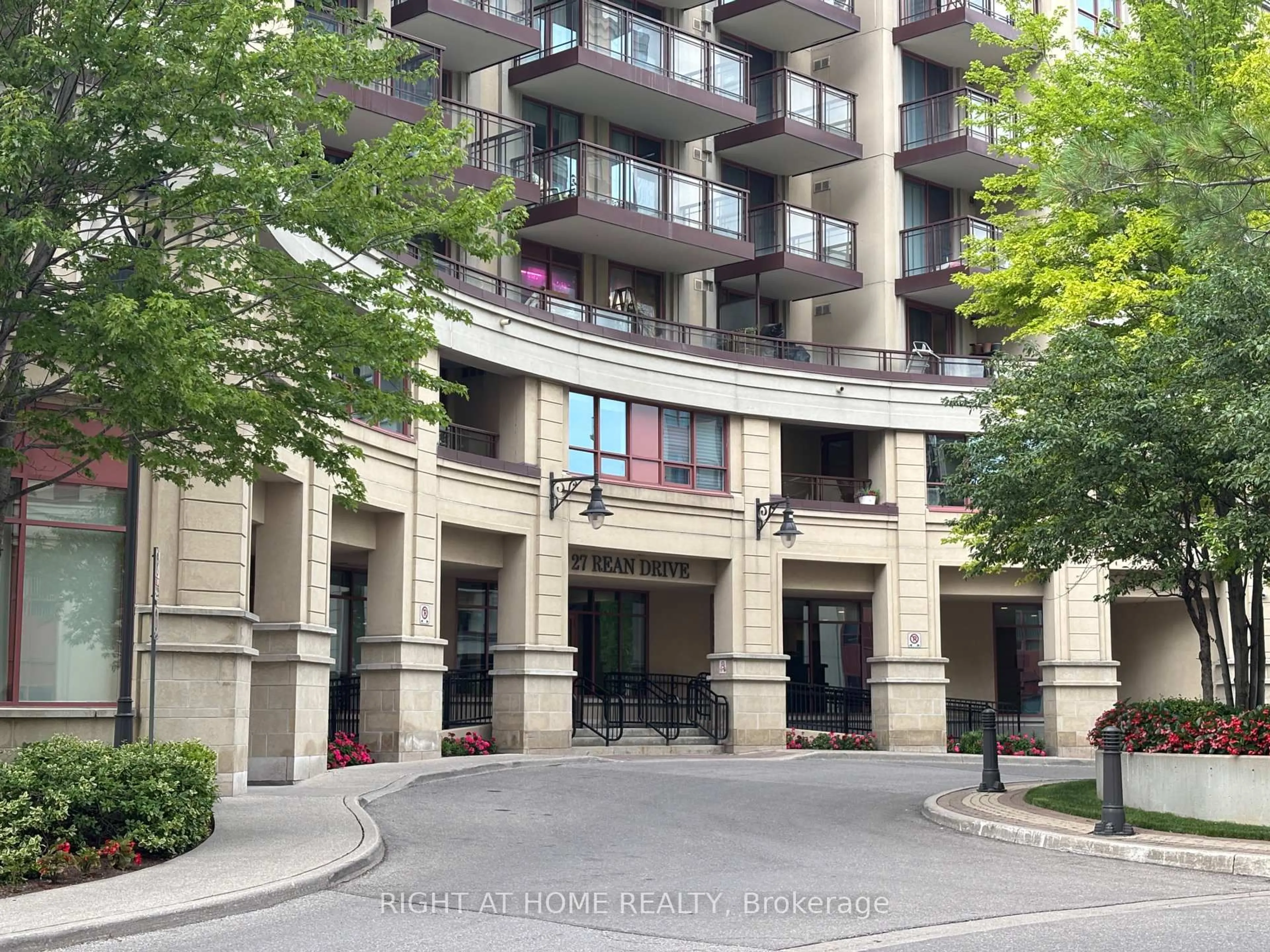 Indoor foyer for 27 Rean Dr #506, Toronto Ontario M2K 0A6
