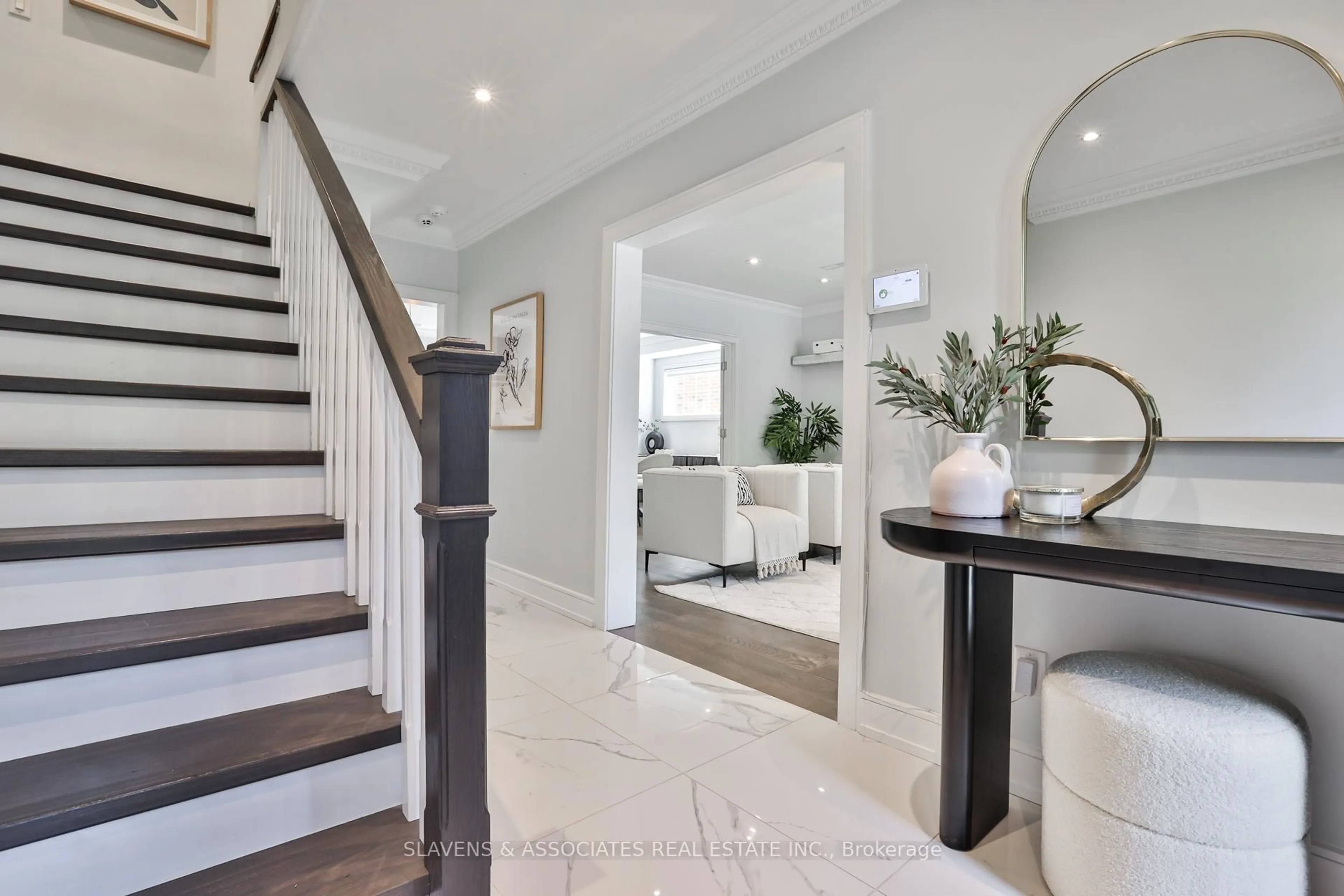 Indoor entryway for 405 Richview Ave, Toronto Ontario M5P 3G7