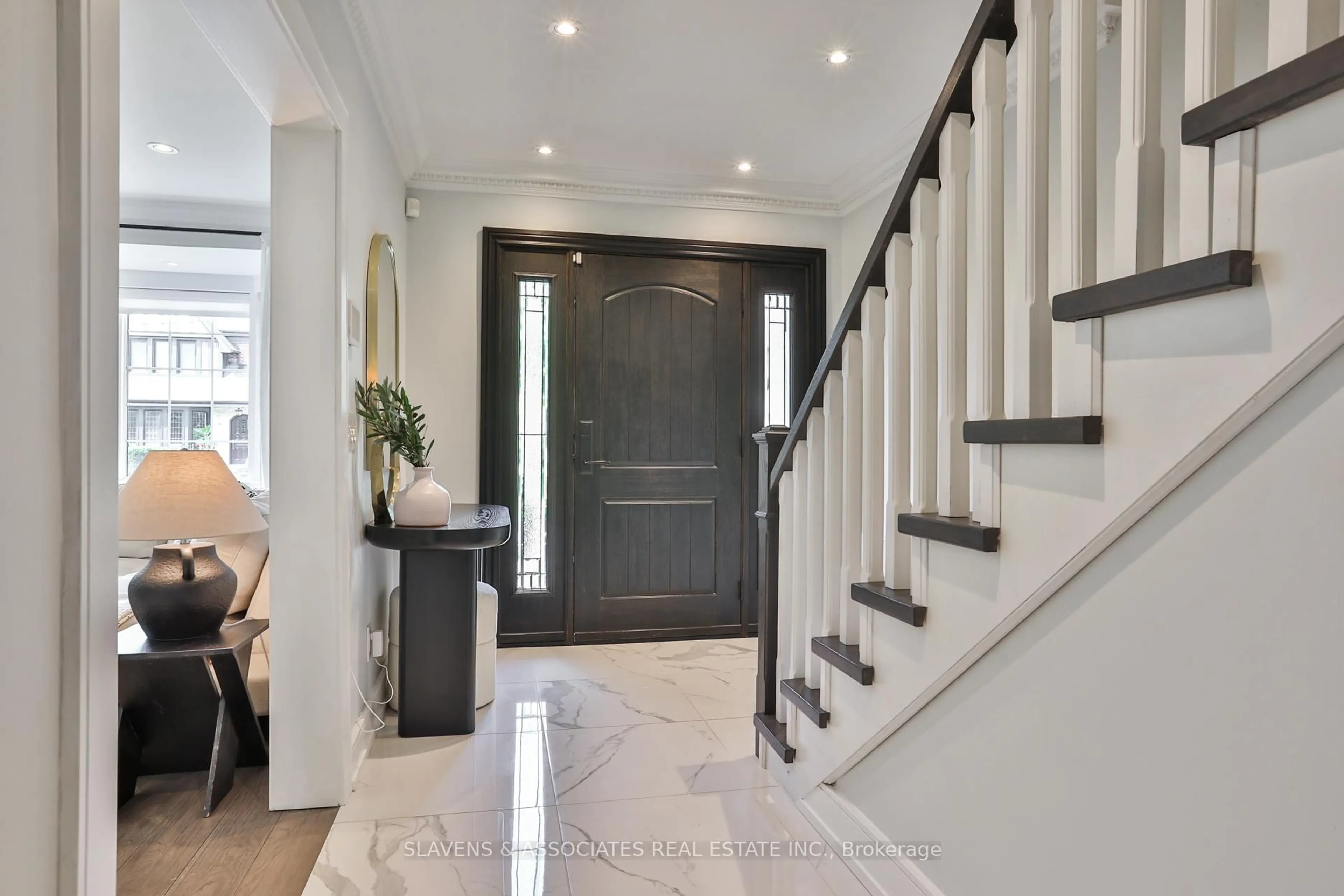 Indoor entryway for 405 Richview Ave, Toronto Ontario M5P 3G7