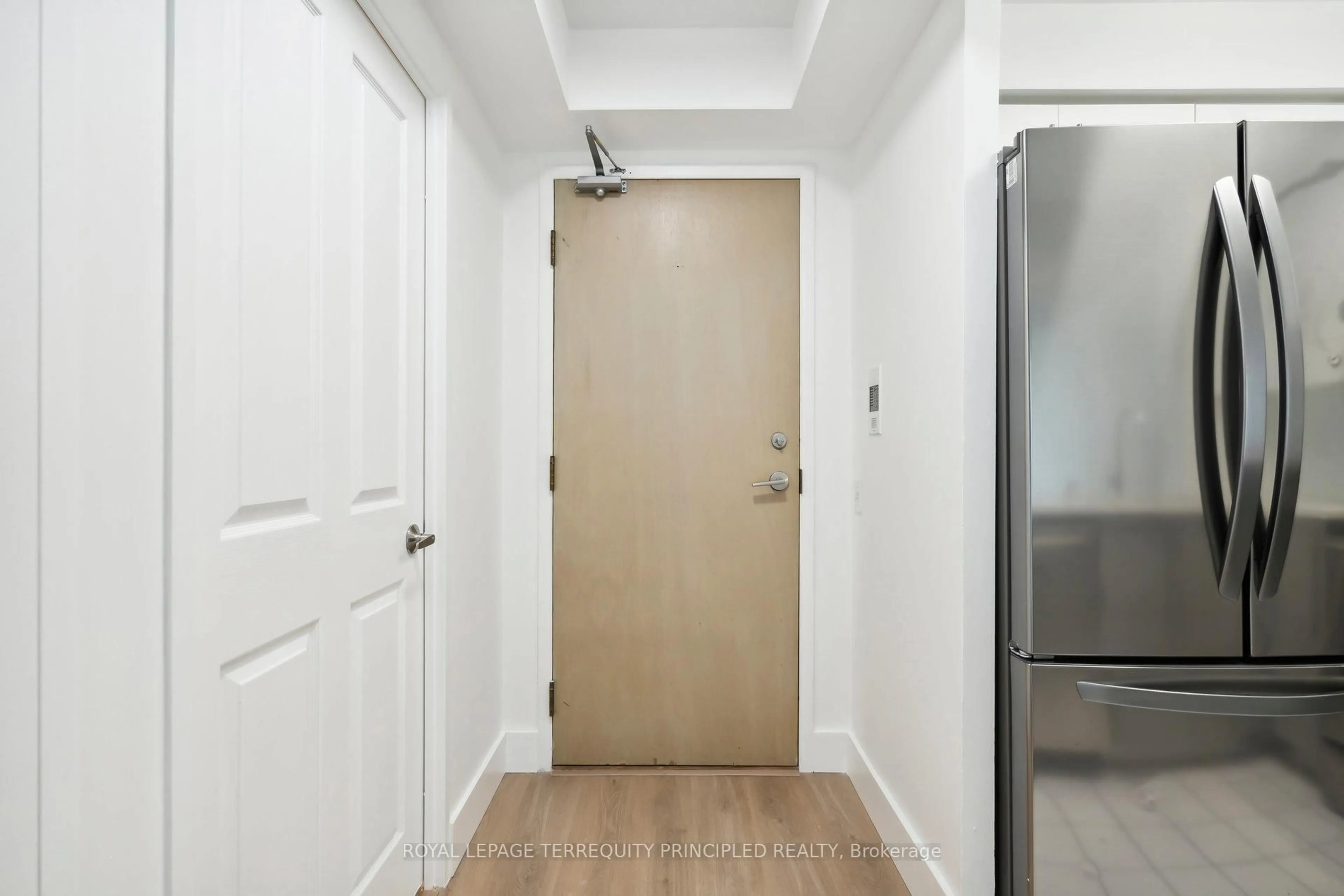 Indoor foyer for 942 Yonge St #418, Toronto Ontario M4W 3S8