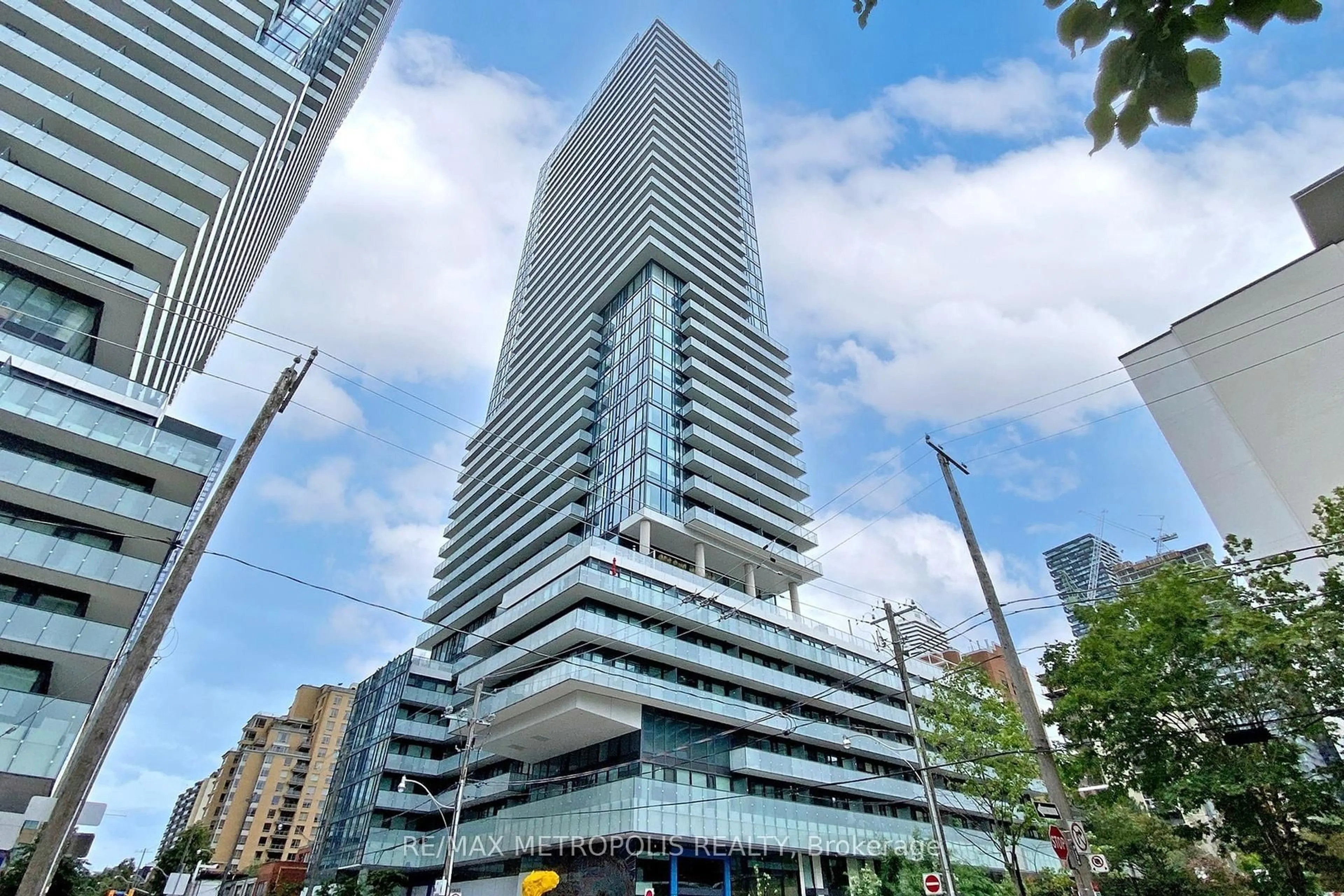 Indoor foyer for 161 Roehampton Ave #1805, Toronto Ontario M4P 0C8