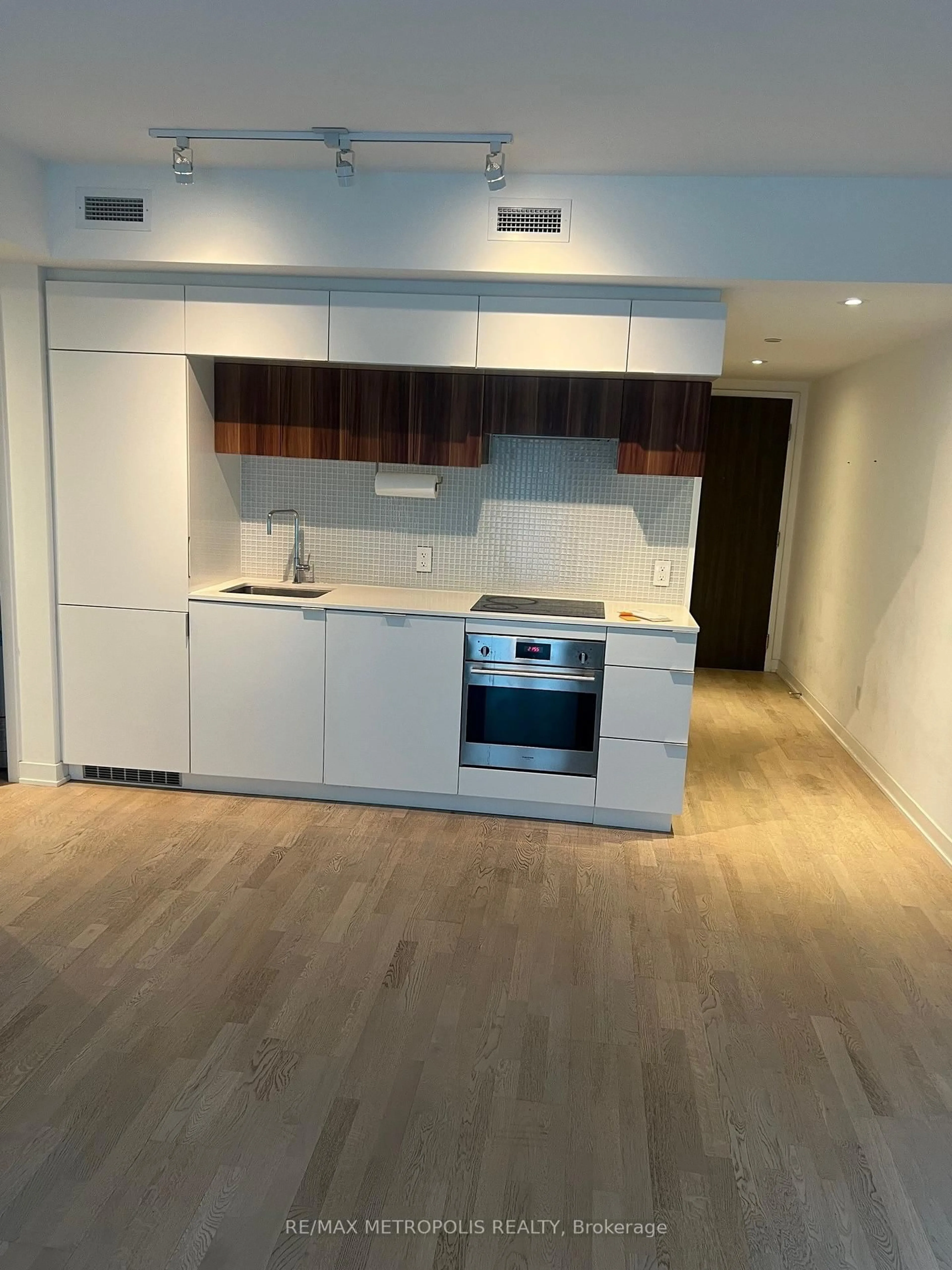 Standard kitchen, wood/laminate floor for 161 Roehampton Ave #1805, Toronto Ontario M4P 0C8