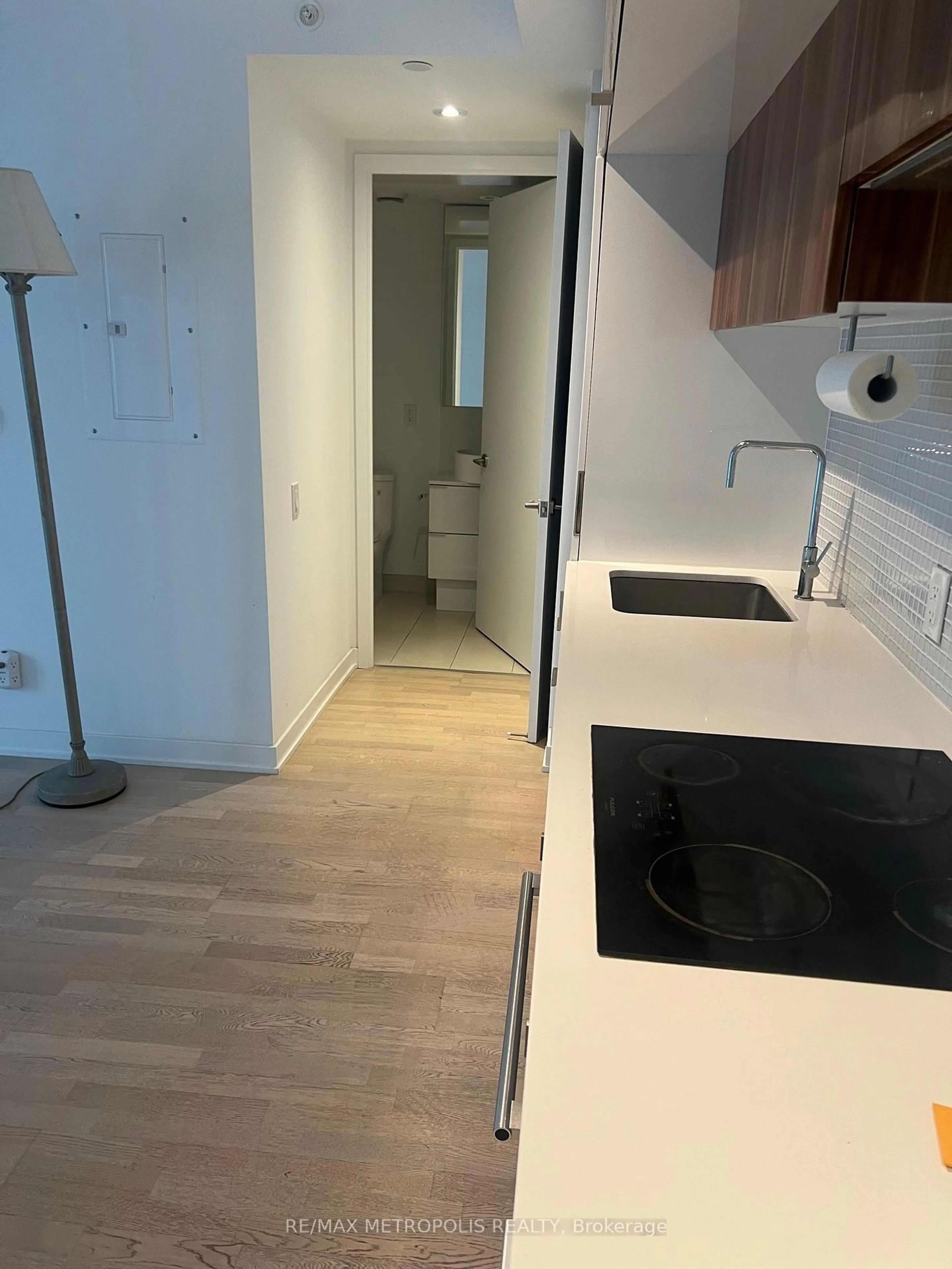 Standard kitchen, unknown for 161 Roehampton Ave #1805, Toronto Ontario M4P 0C8