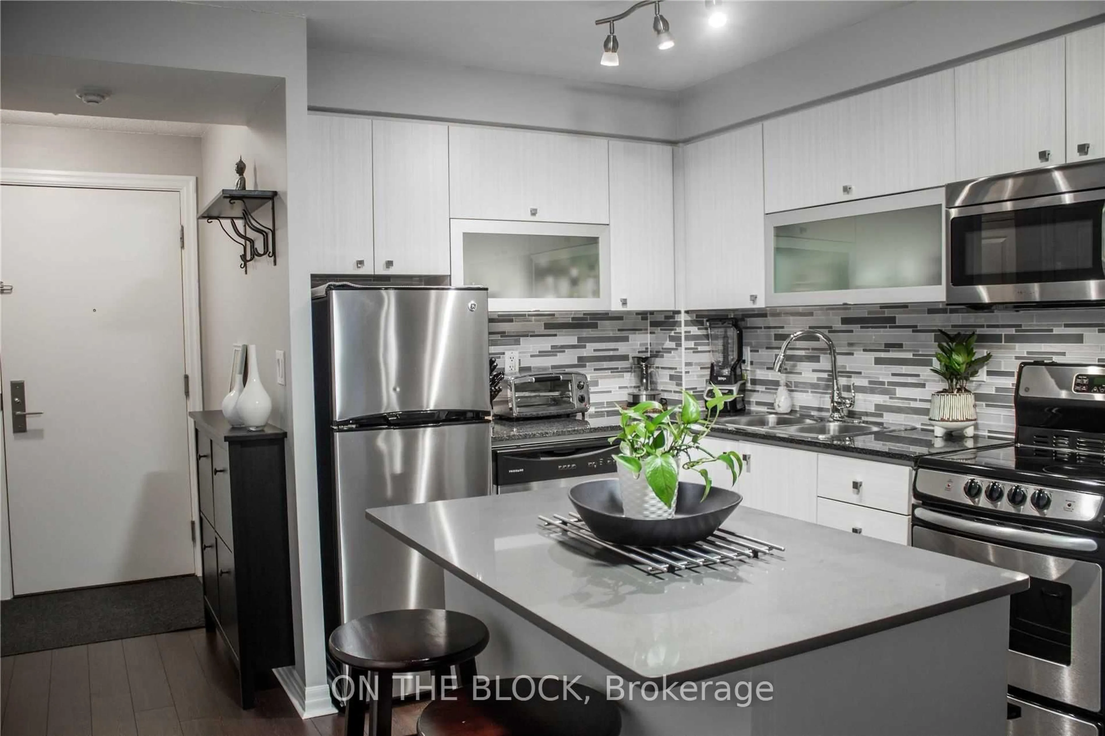Open concept kitchen, unknown for 2015 Sheppard Ave #2306, Toronto Ontario M2J 0B3