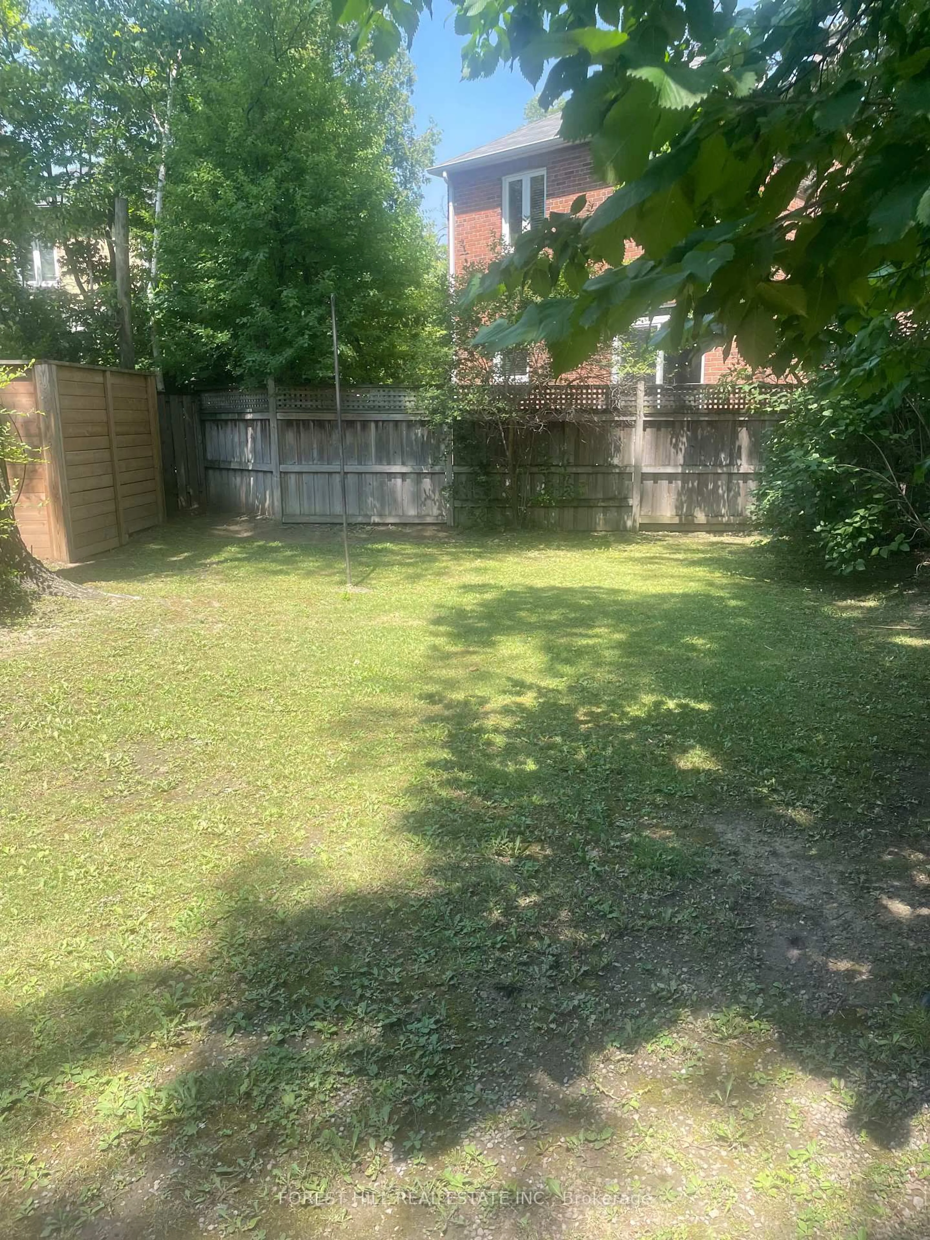 A pic from outside/outdoor area/front of a property/back of a property/a pic from drone, street for 8 Newbury Lane, Toronto Ontario M3H 1H5