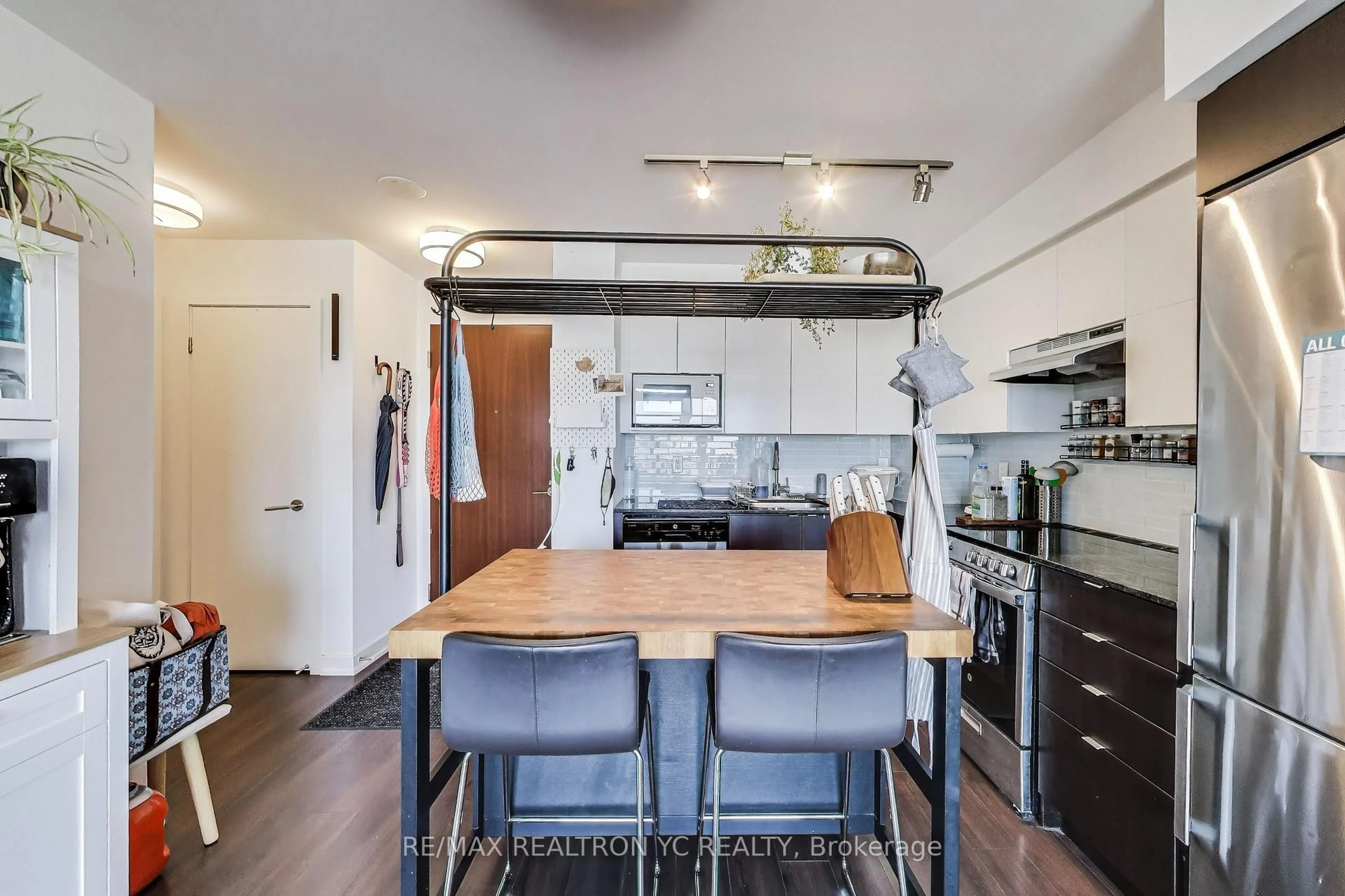 Open concept kitchen, wood/laminate floor for 120 Varna Dr #520, Toronto Ontario M6A 0B3