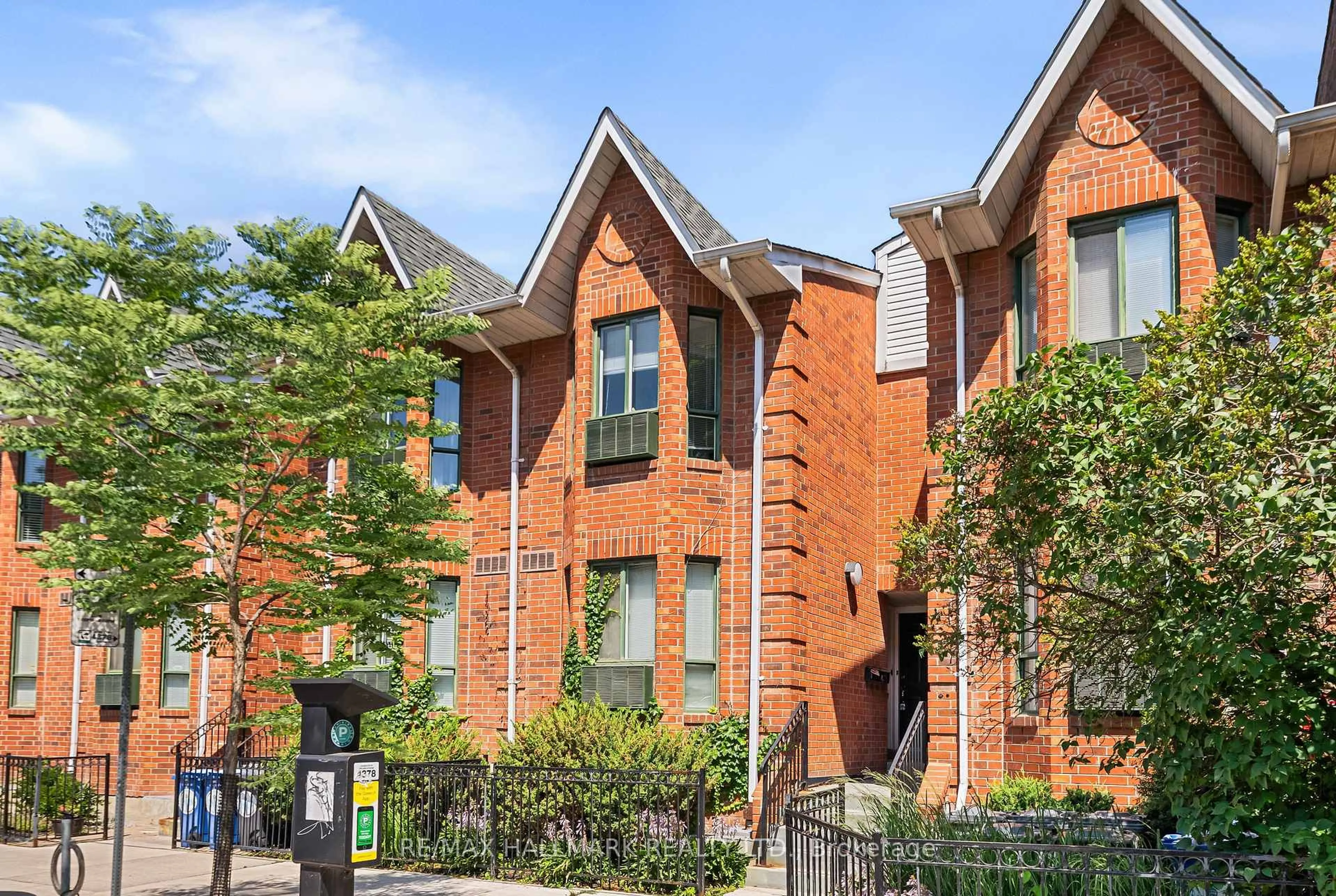 Home with brick exterior material, street for 656 Wellington St #C, Toronto Ontario M5V 1G4