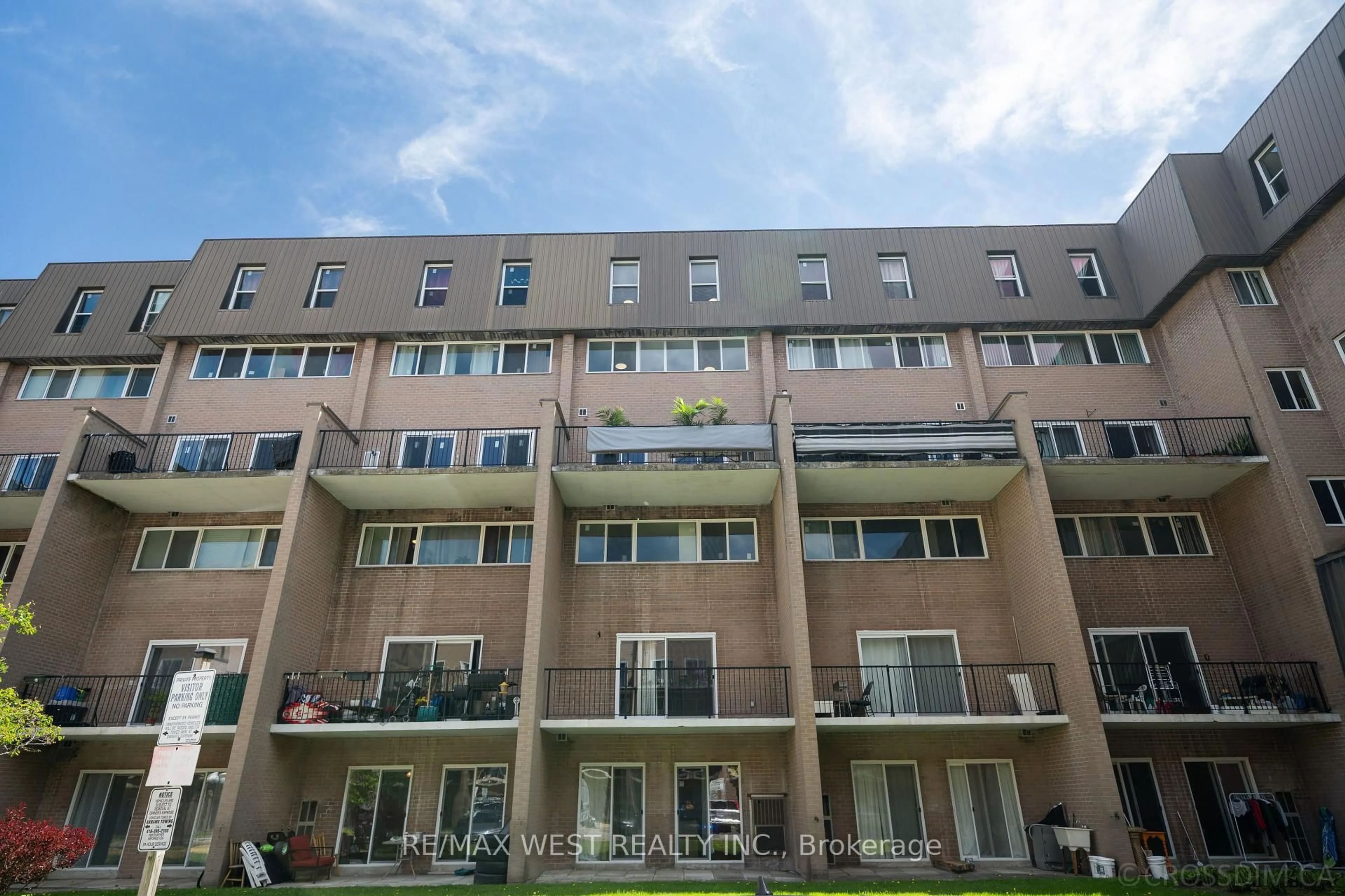 Patio, building for 165 Cherokee Blvd #236, Toronto Ontario M2J 4T7