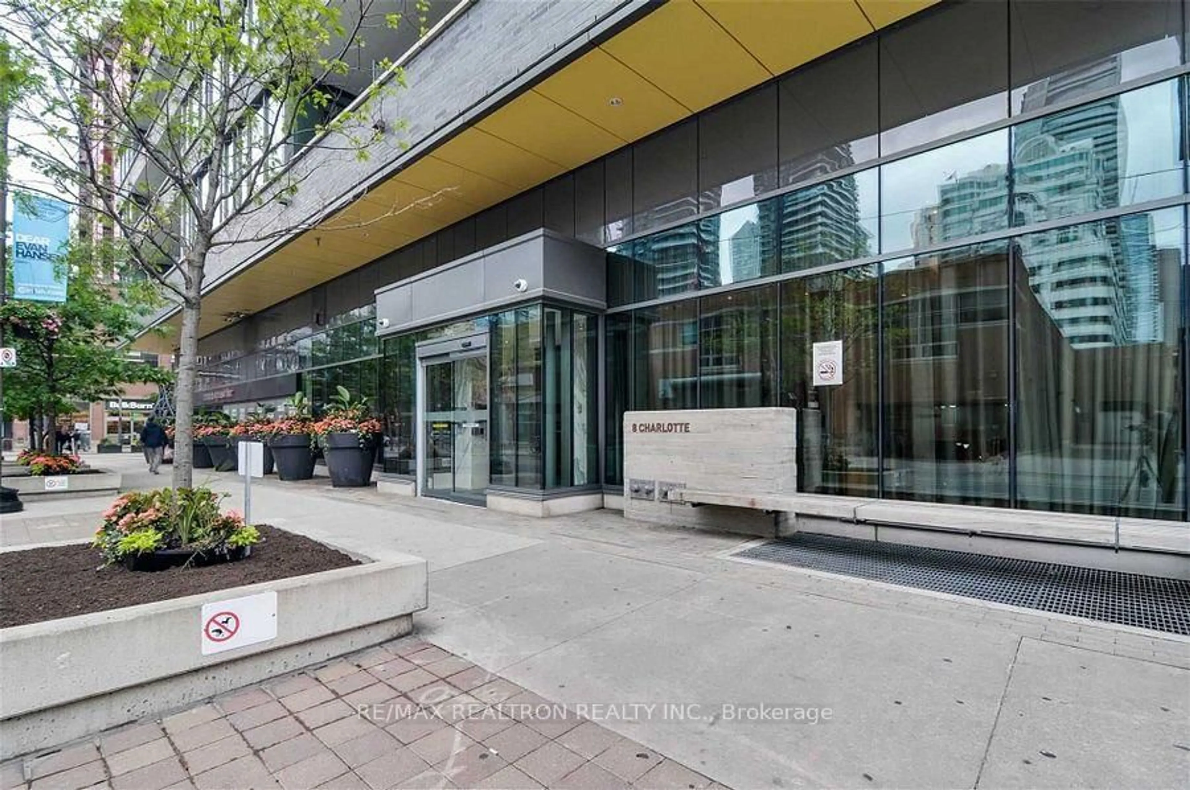 Indoor foyer for 8 Charlotte St #214, Toronto Ontario M5V 0K4