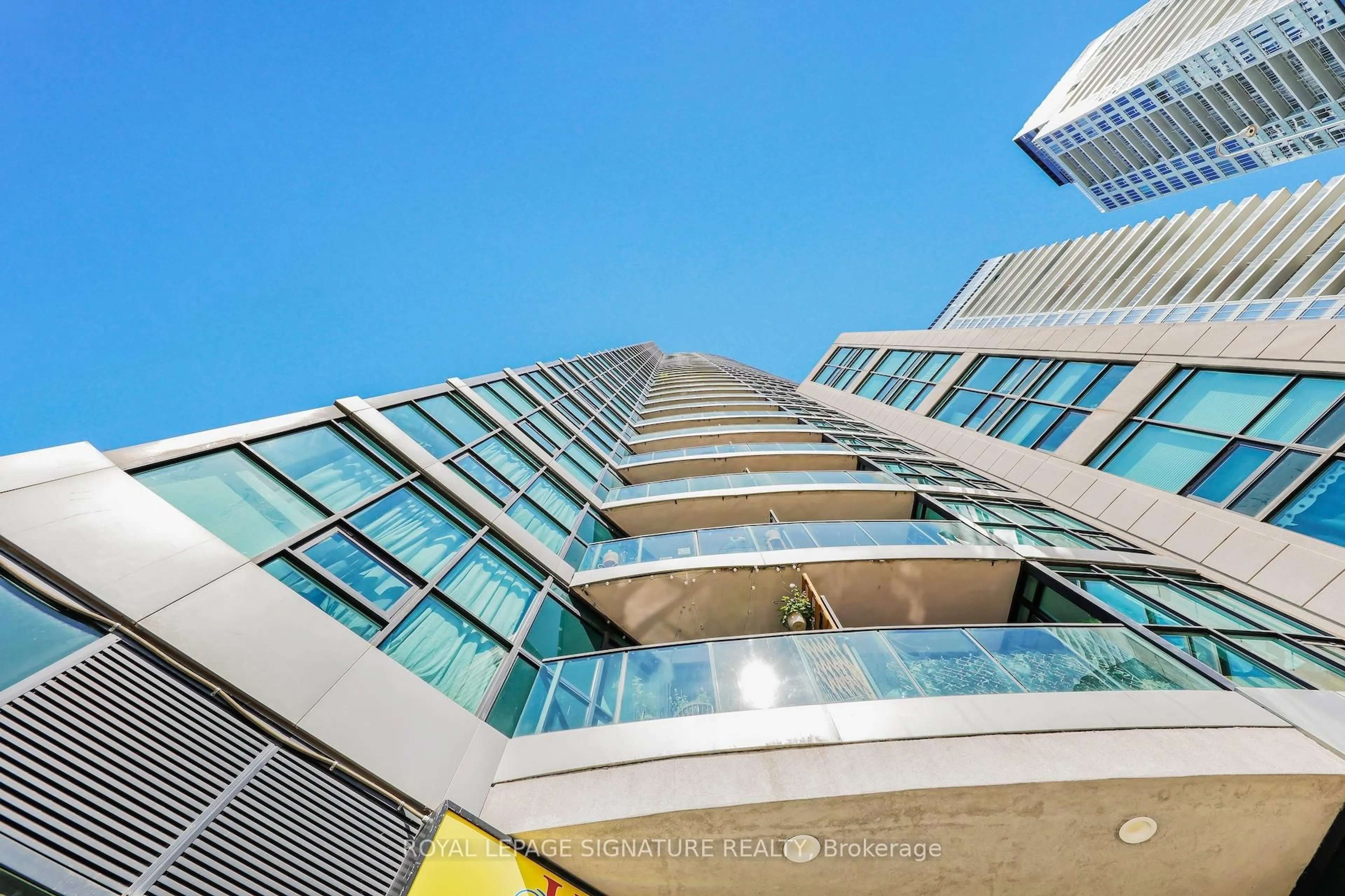 Indoor foyer for 600 Fleet St #2405, Toronto Ontario M5V 1B7