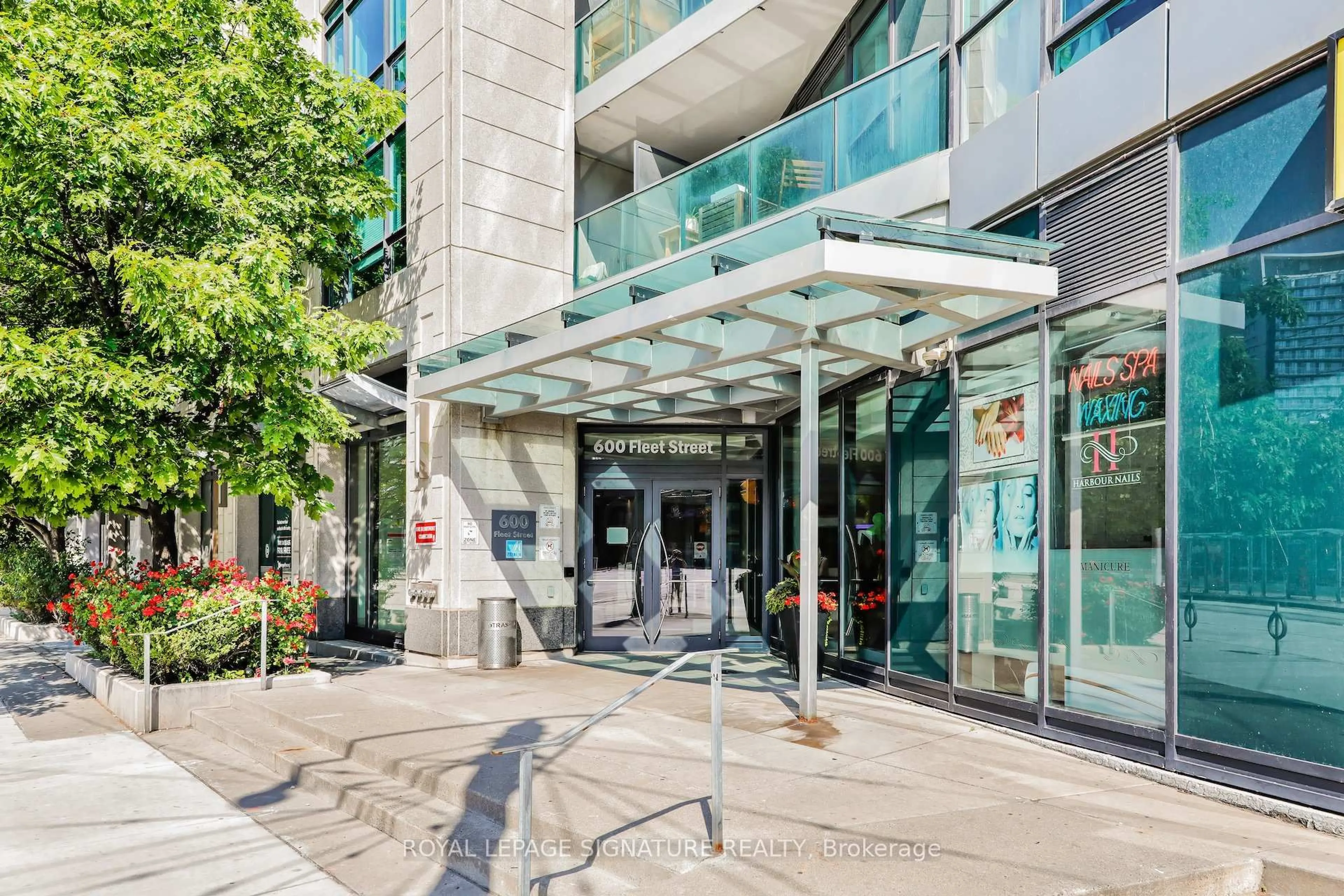 Indoor foyer for 600 Fleet St #2405, Toronto Ontario M5V 1B7