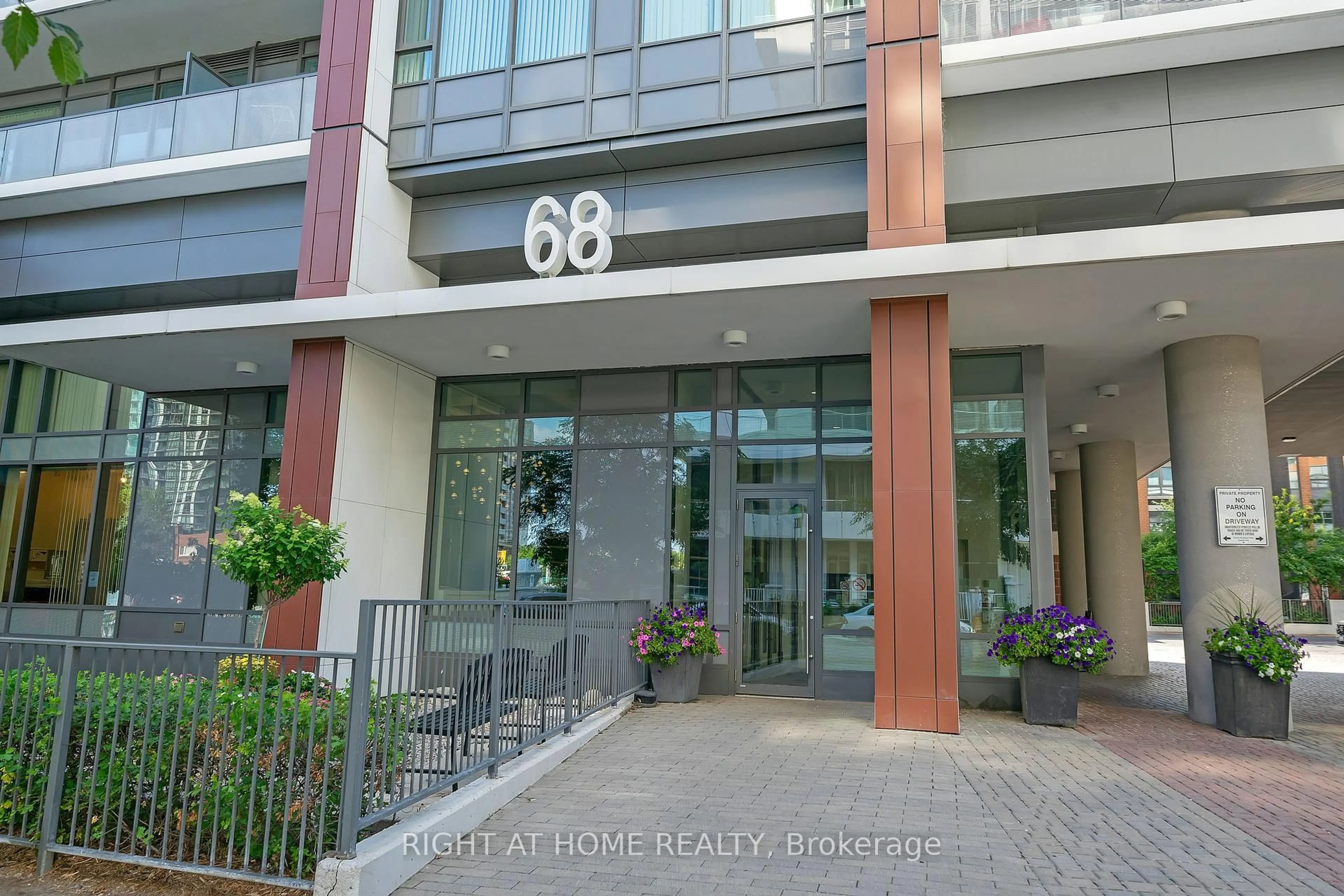Indoor foyer for 68 Canterbury Pl #211, Toronto Ontario M2N 0H8