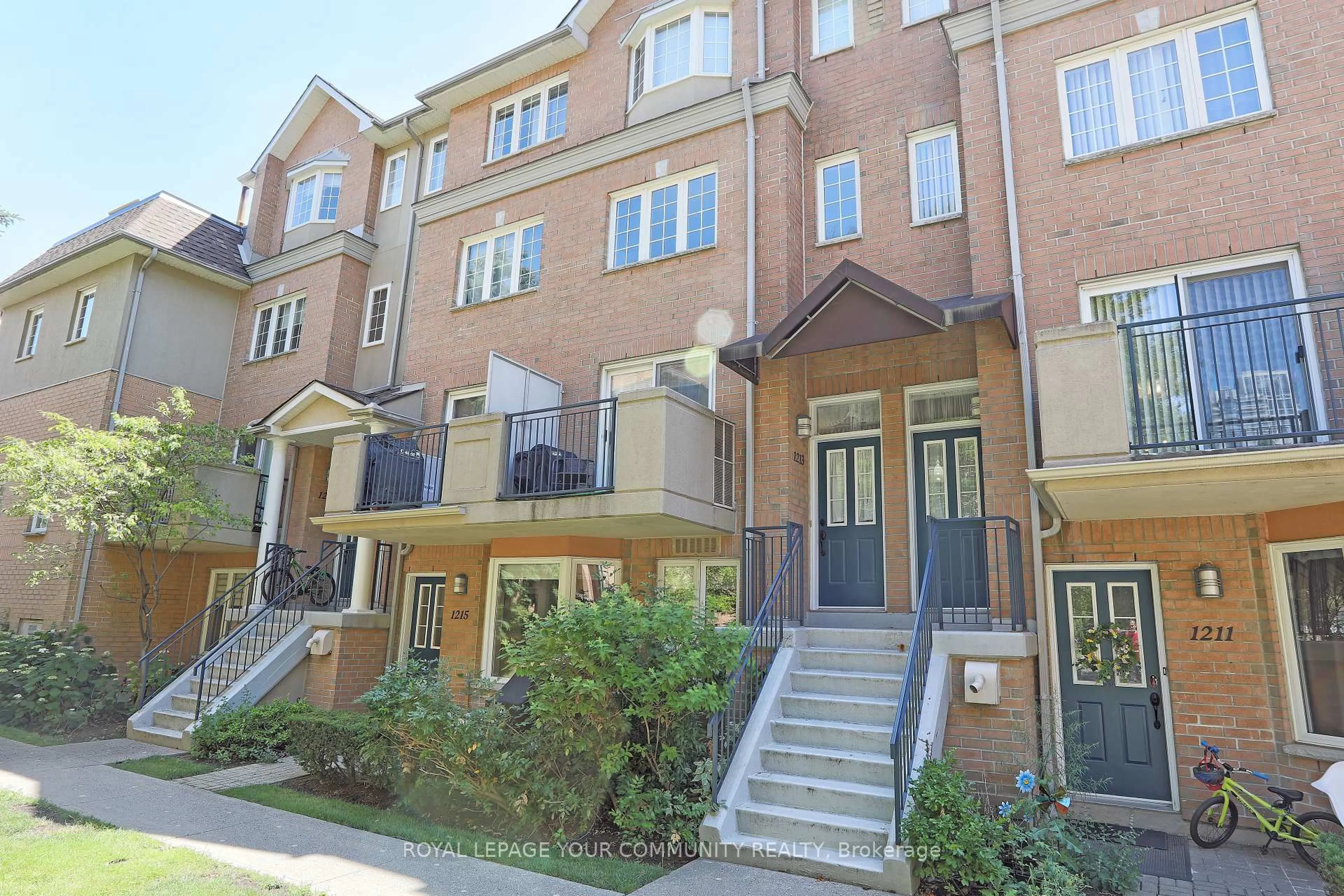Patio, street for 28 Sommerset Gate #1213, Toronto Ontario M2N 6W7