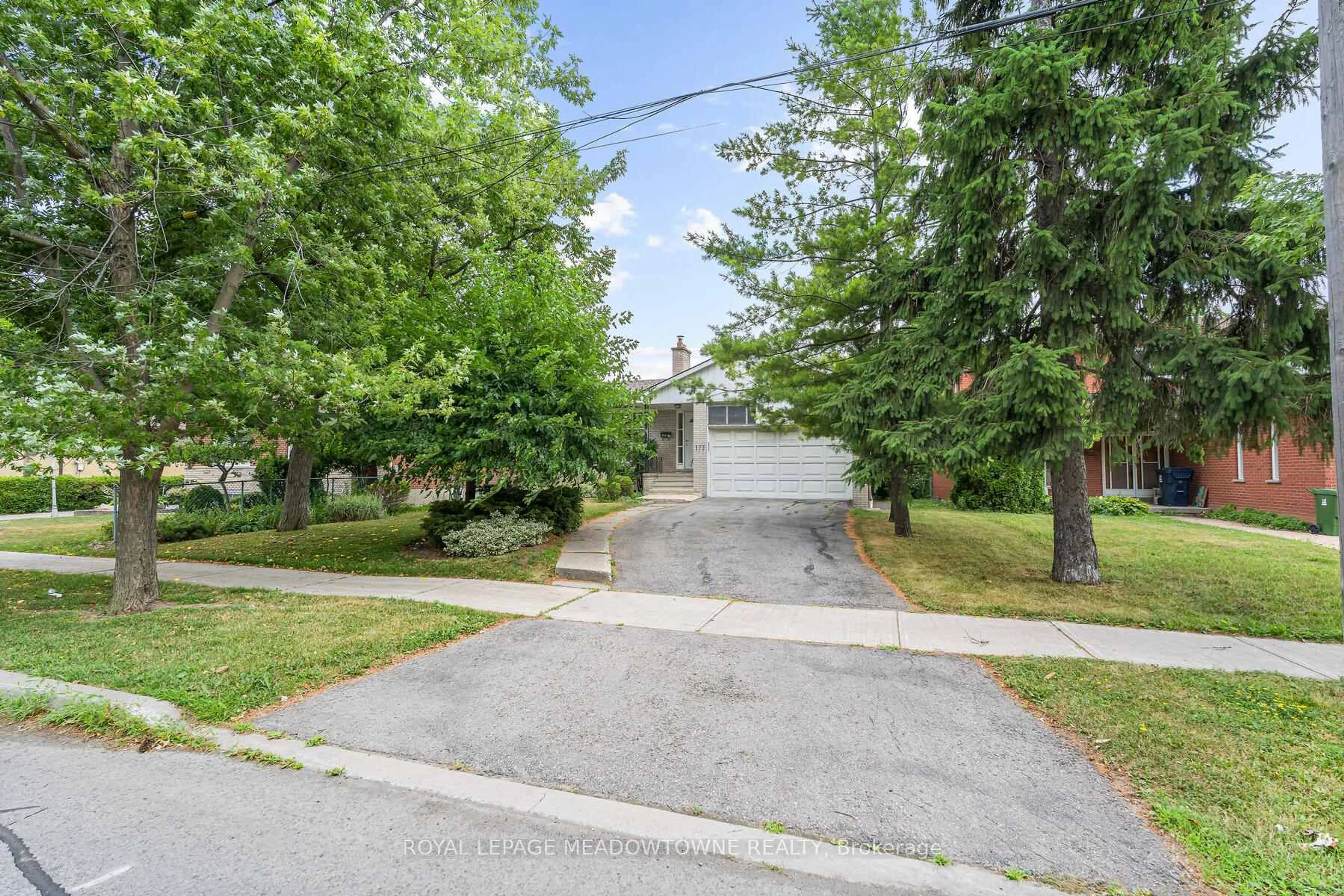 A pic from outside/outdoor area/front of a property/back of a property/a pic from drone, street for 177 Patricia Ave, Toronto Ontario M2M 1J6