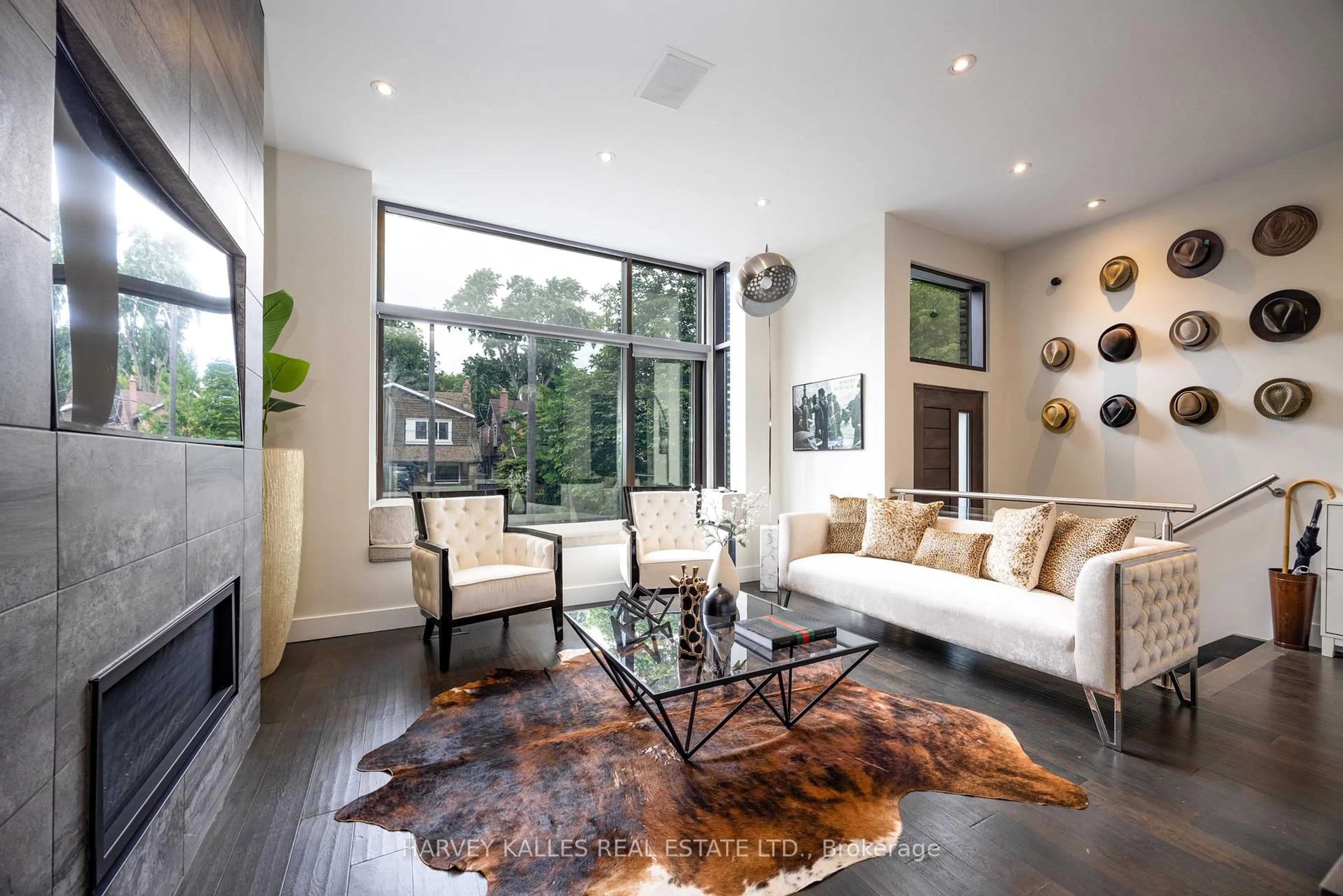 Living room with furniture, unknown for 397 Soudan Ave, Toronto Ontario M4S 1W6