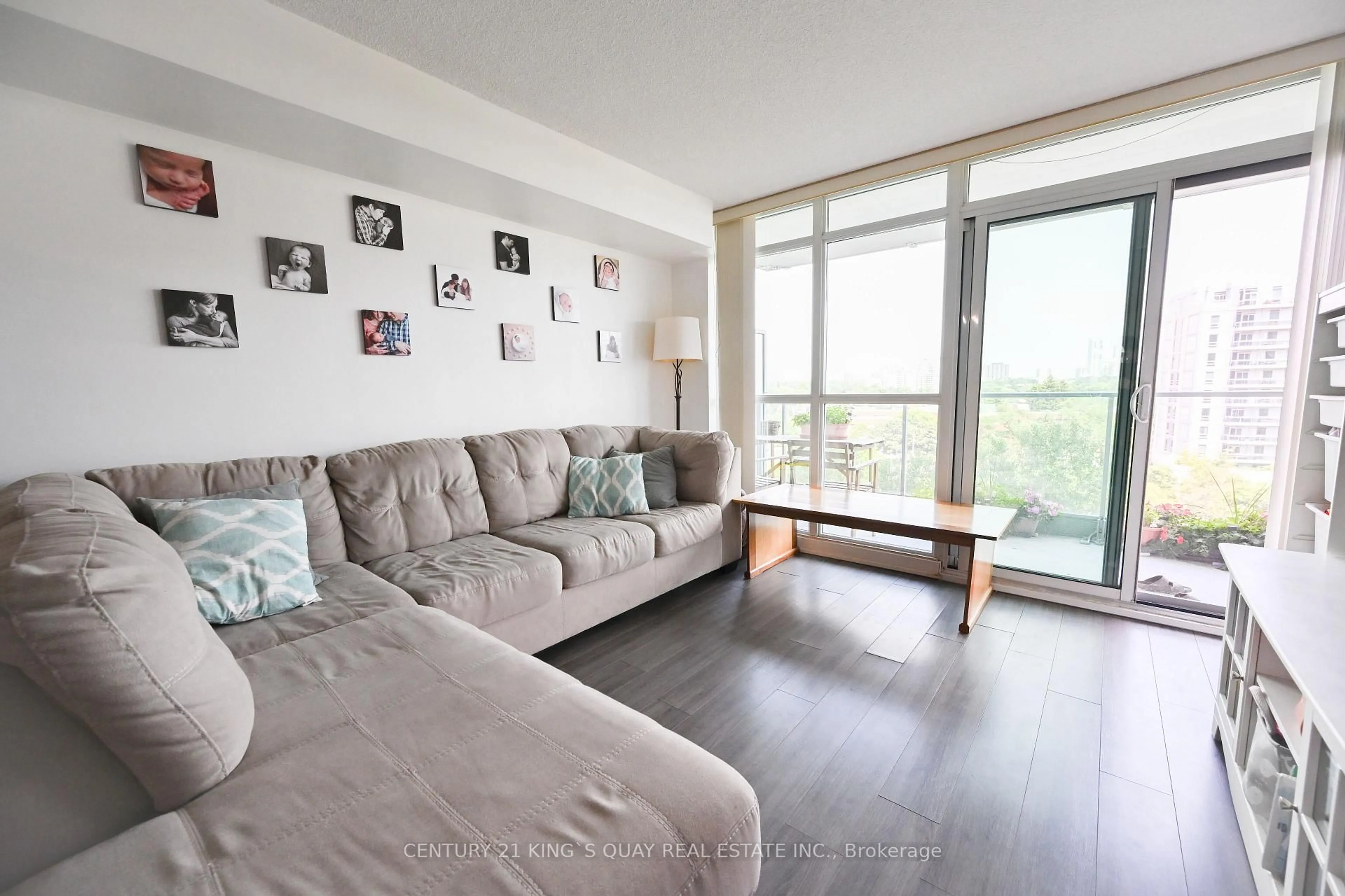 Living room with furniture, wood/laminate floor for 33 Singer Crt #601, Toronto Ontario M2K 0B4