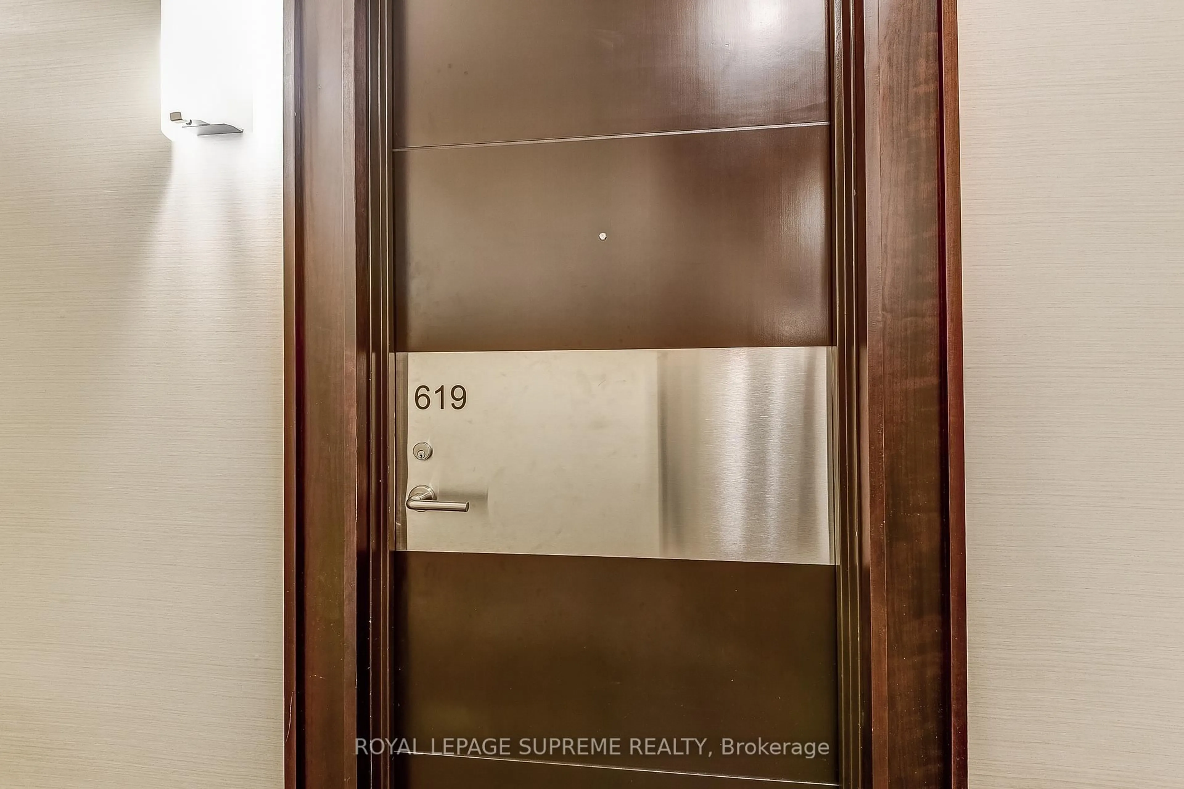 Indoor foyer for 825 Church St #619, Toronto Ontario M4W 3Z4