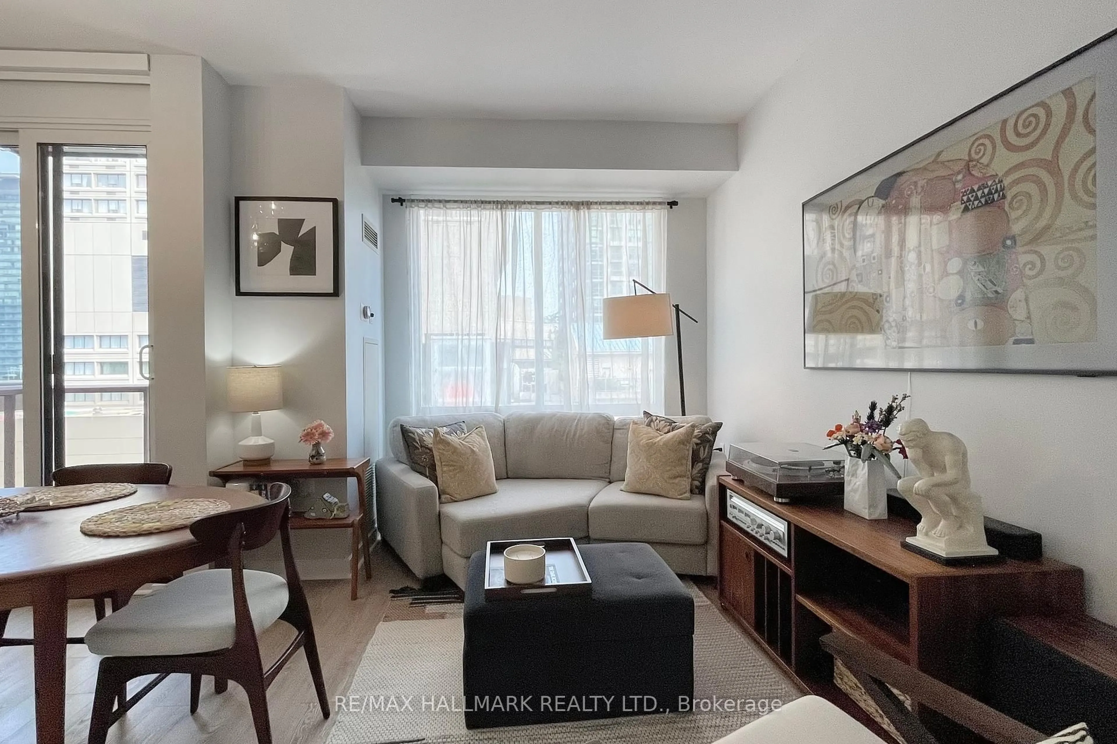 Living room with furniture, unknown for 85 Bloor St #1402, Toronto Ontario M4W 3Y1
