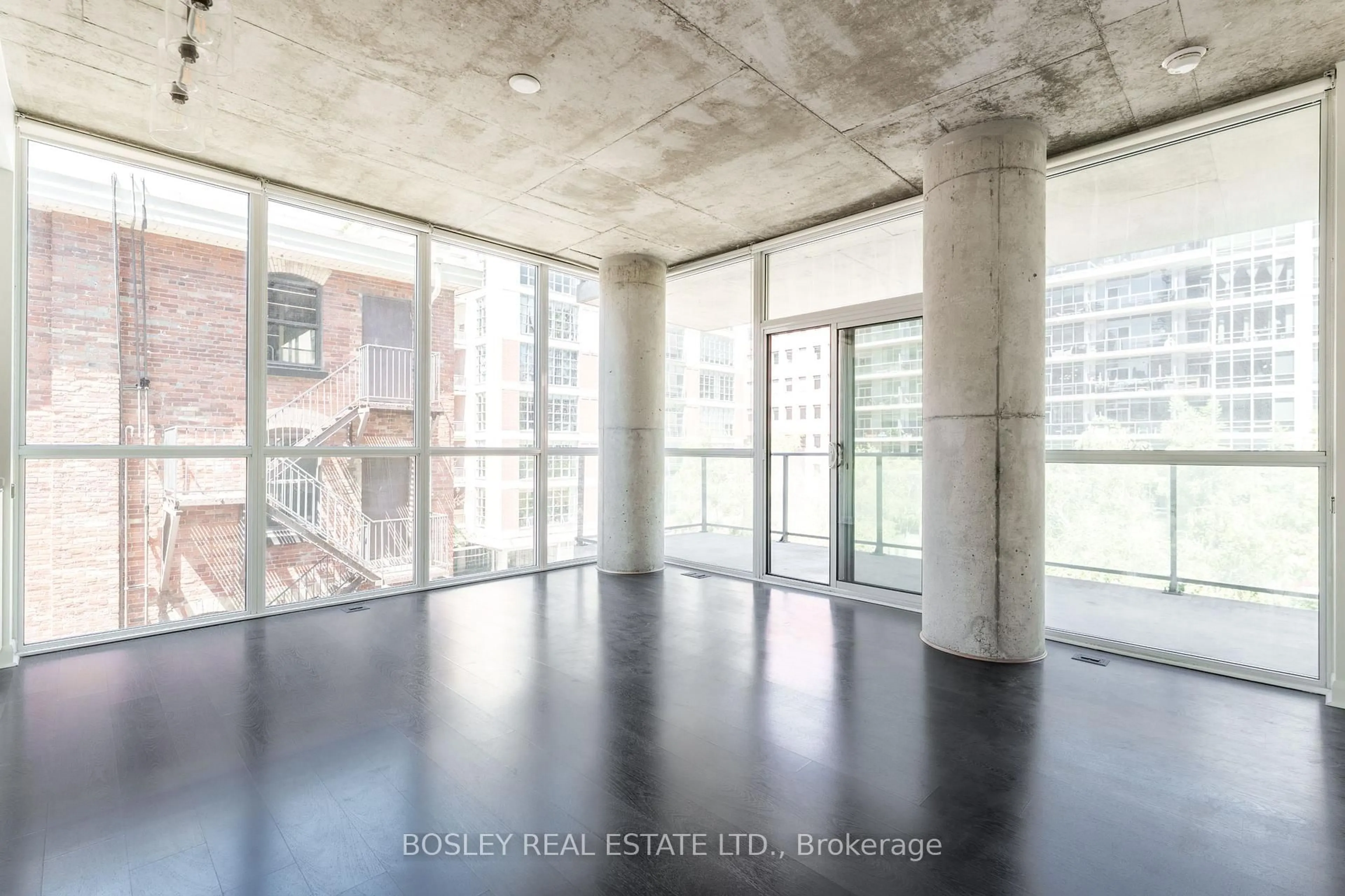Indoor foyer for 478 King St #317, Toronto Ontario M5V 0A8