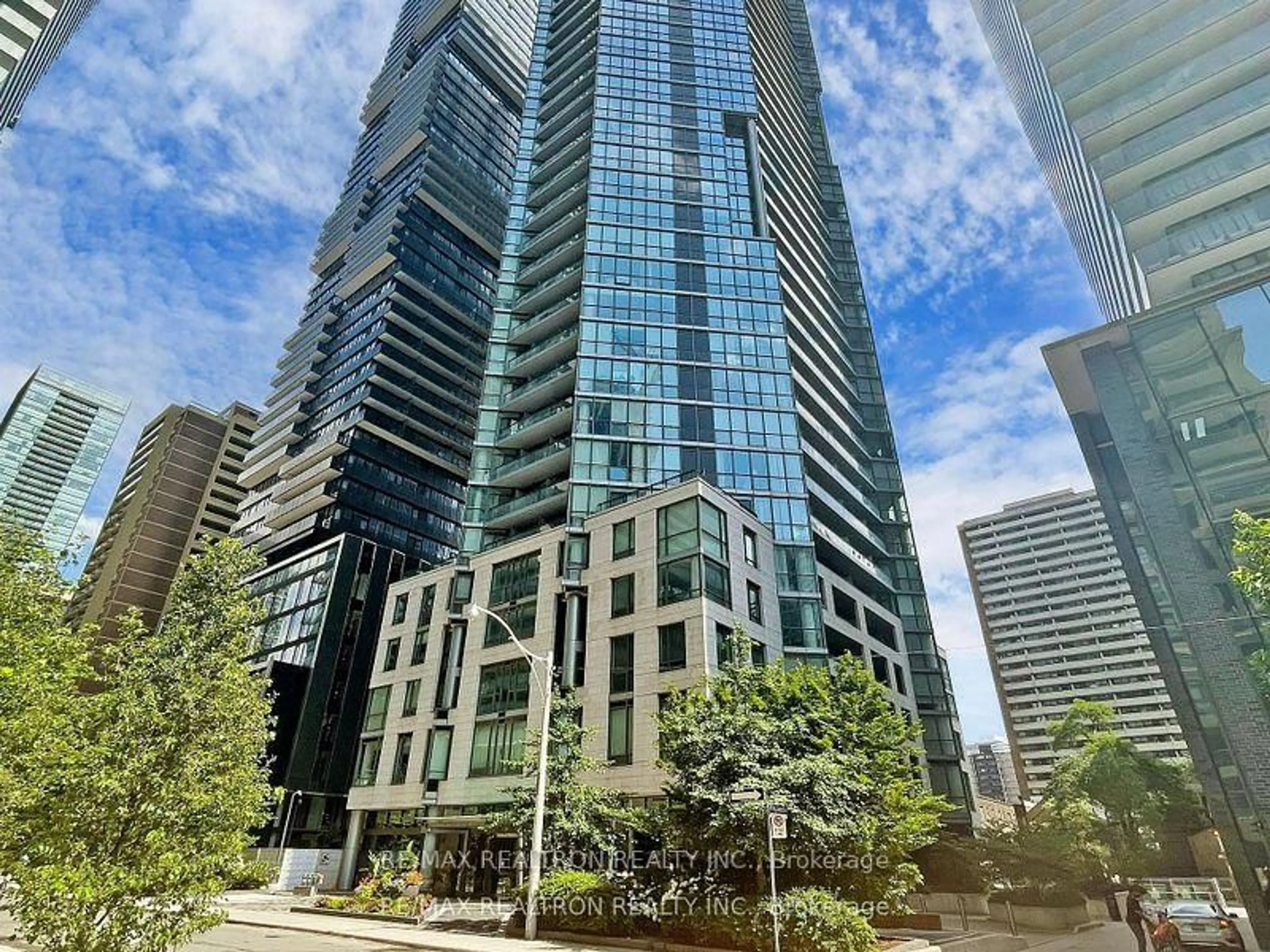 Indoor foyer for 45 Charles St #3907, Toronto Ontario M4Y 1S2