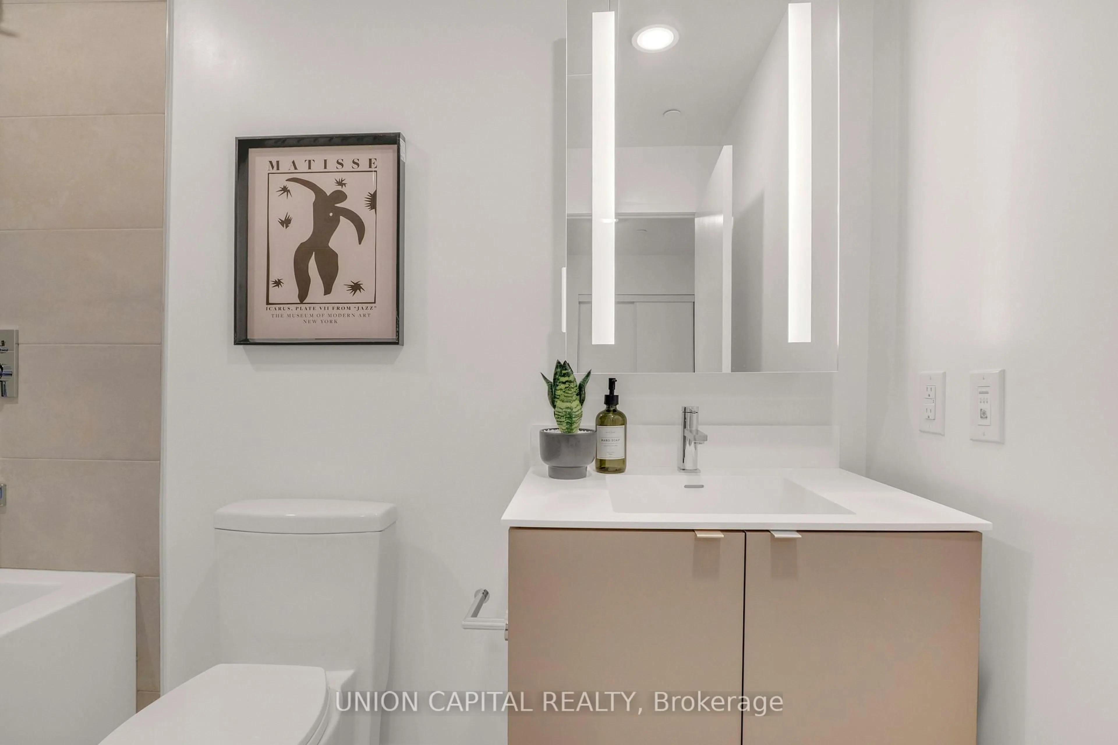 Standard bathroom, ceramic/tile floor for 500 Dupont St #419, Toronto Ontario M6G 0B8