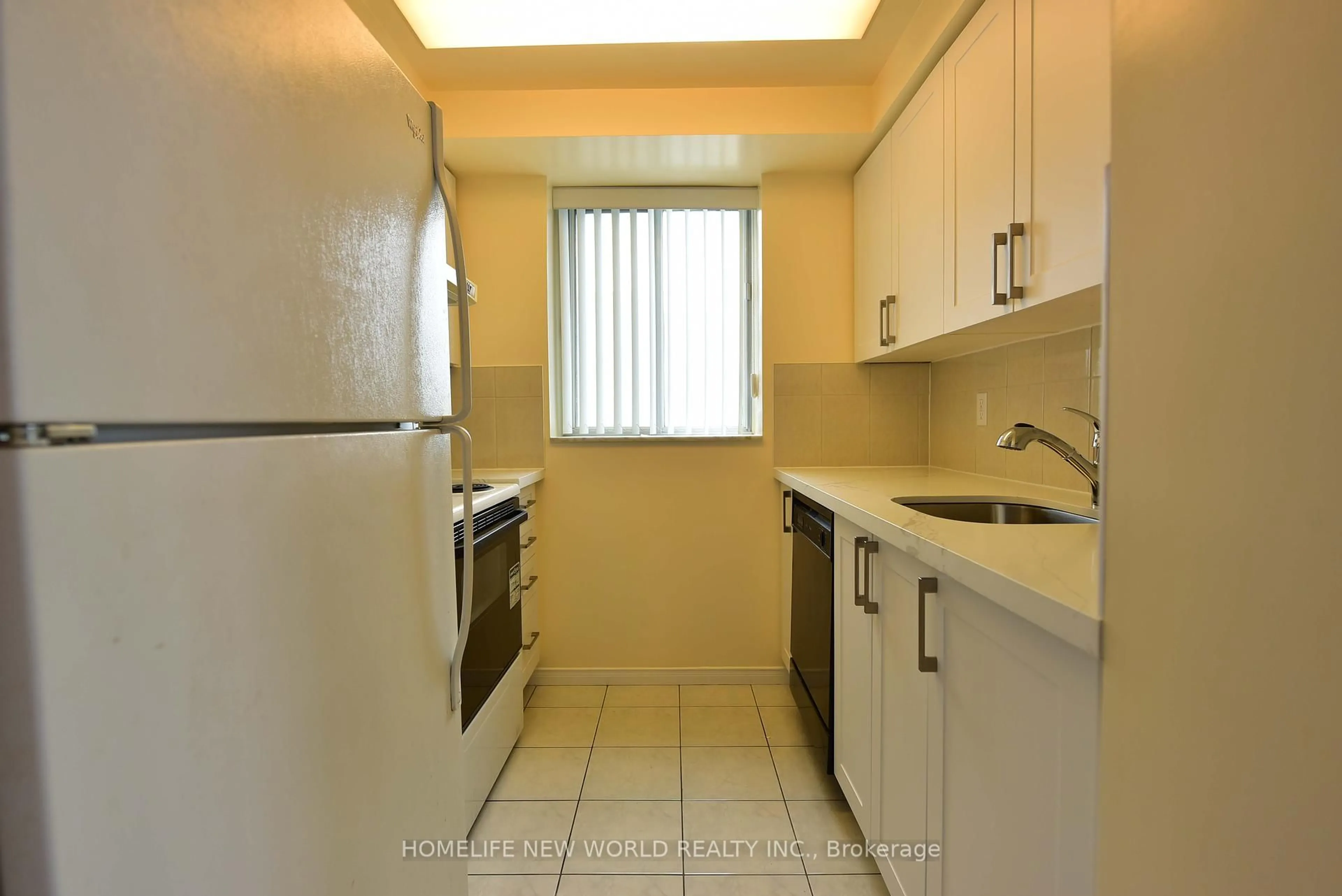 Standard kitchen, ceramic/tile floor for 1 Pemberton Ave #2702, Toronto Ontario M2M 4L9
