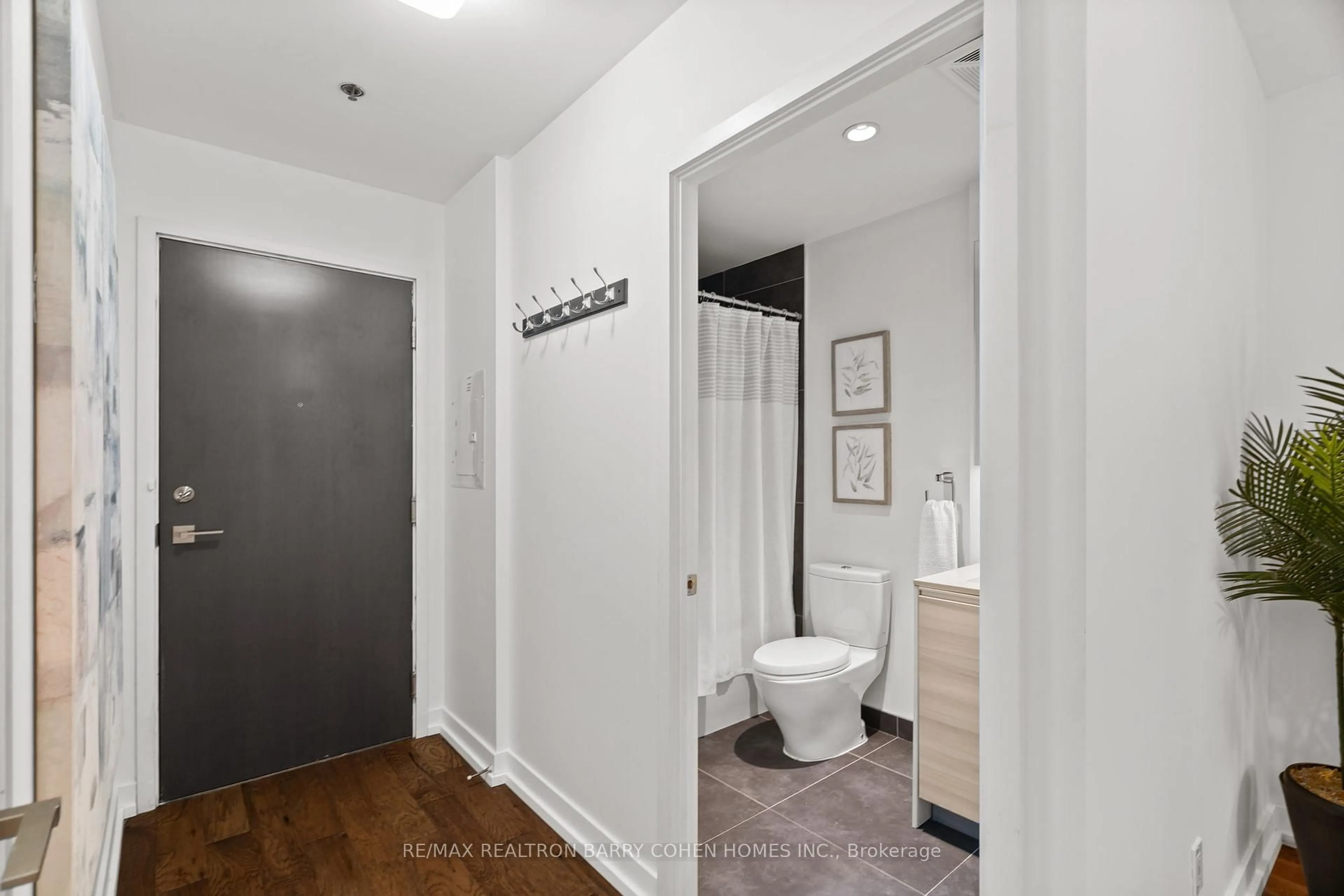 Standard bathroom, unknown for 20 Minowan Miikan Lane #1101, Toronto Ontario M6J 0E5