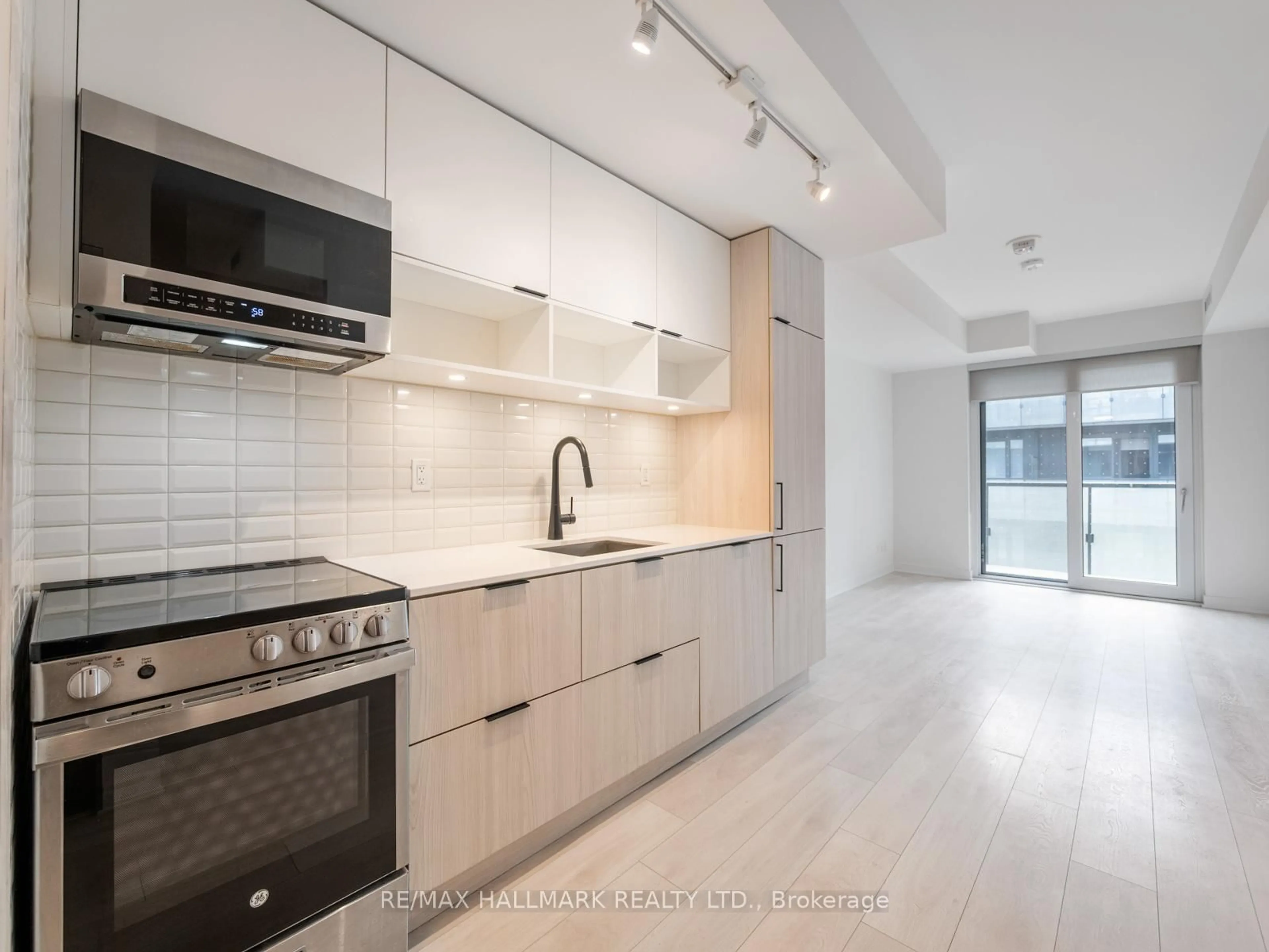 Open concept kitchen, ceramic/tile floor for 35 Rolling Mills Rd #S423, Toronto Ontario M5A 1G9