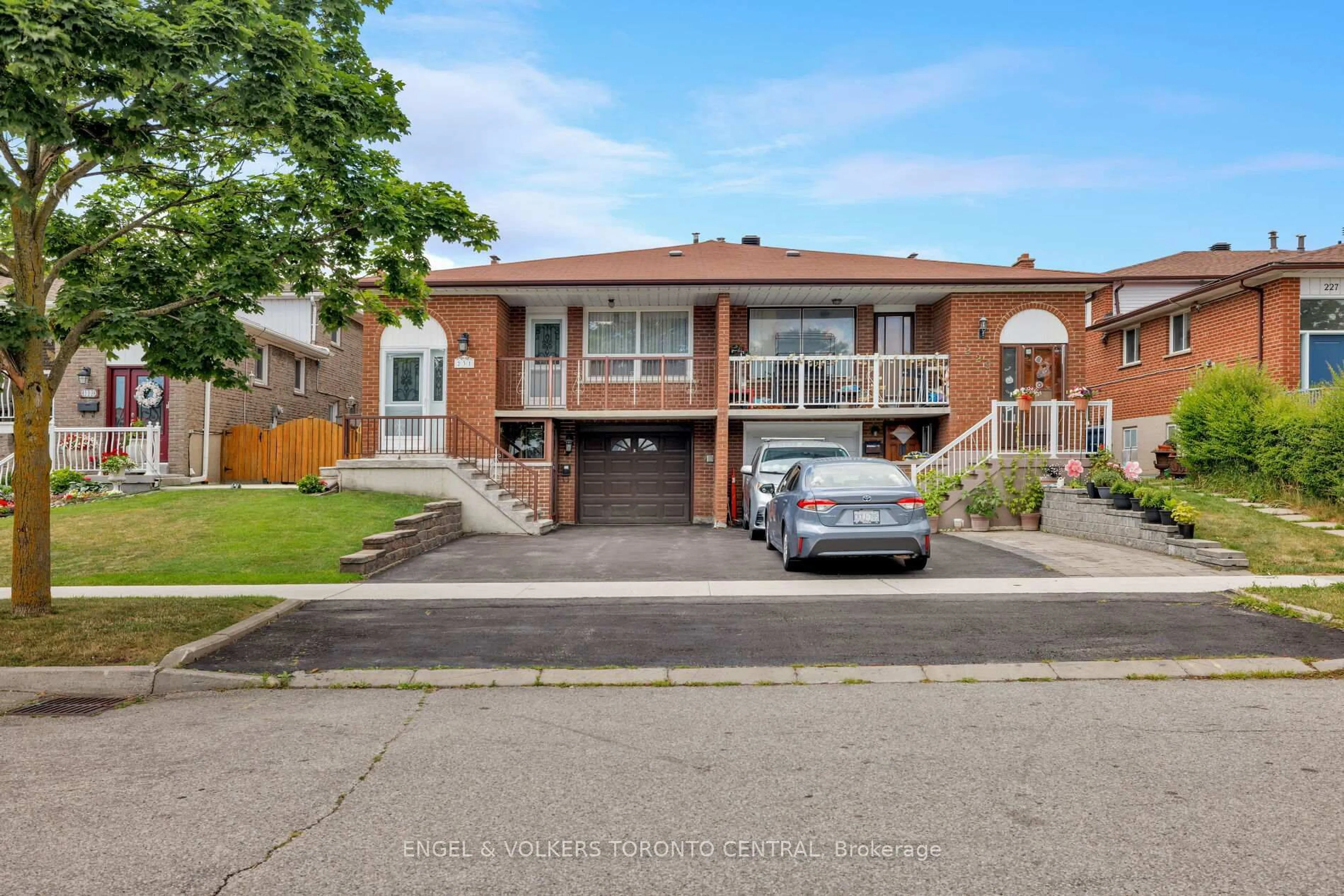 Home with brick exterior material, street for 231 Shawnee Circ, Toronto Ontario M2H 2Y3