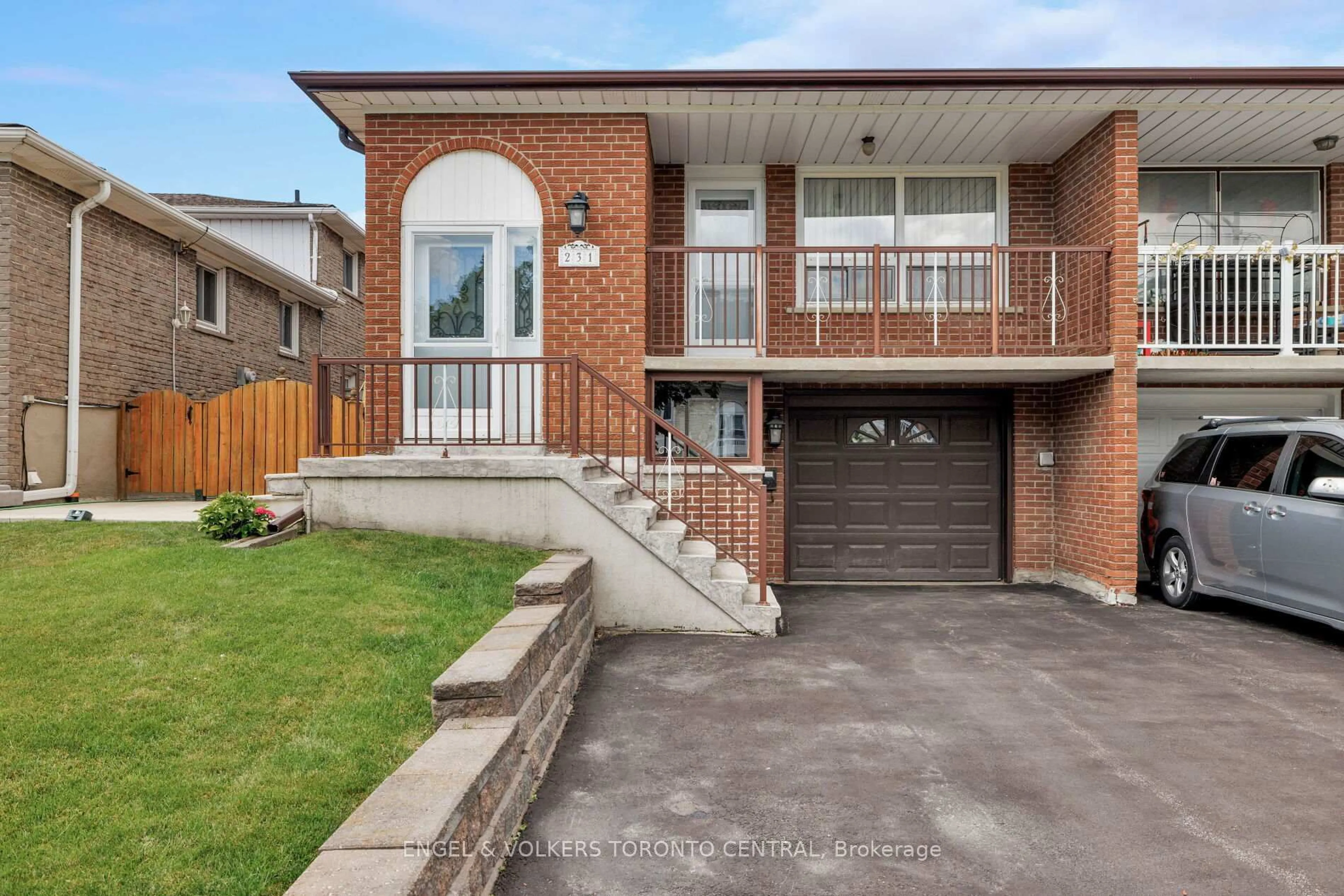 Home with brick exterior material, street for 231 Shawnee Circ, Toronto Ontario M2H 2Y3