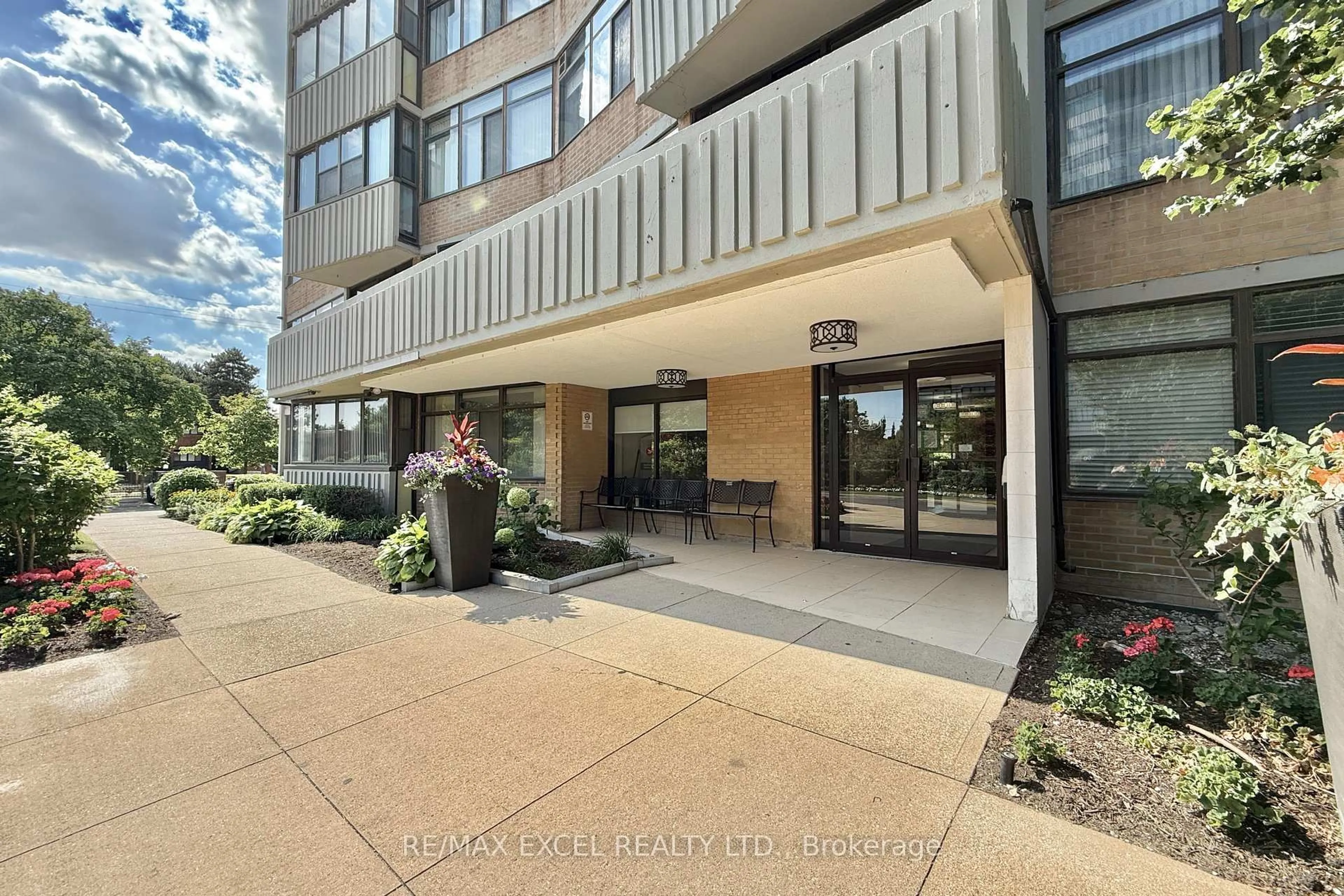 Indoor foyer for 1201 Steeles Ave #501, Toronto Ontario M2R 3K1