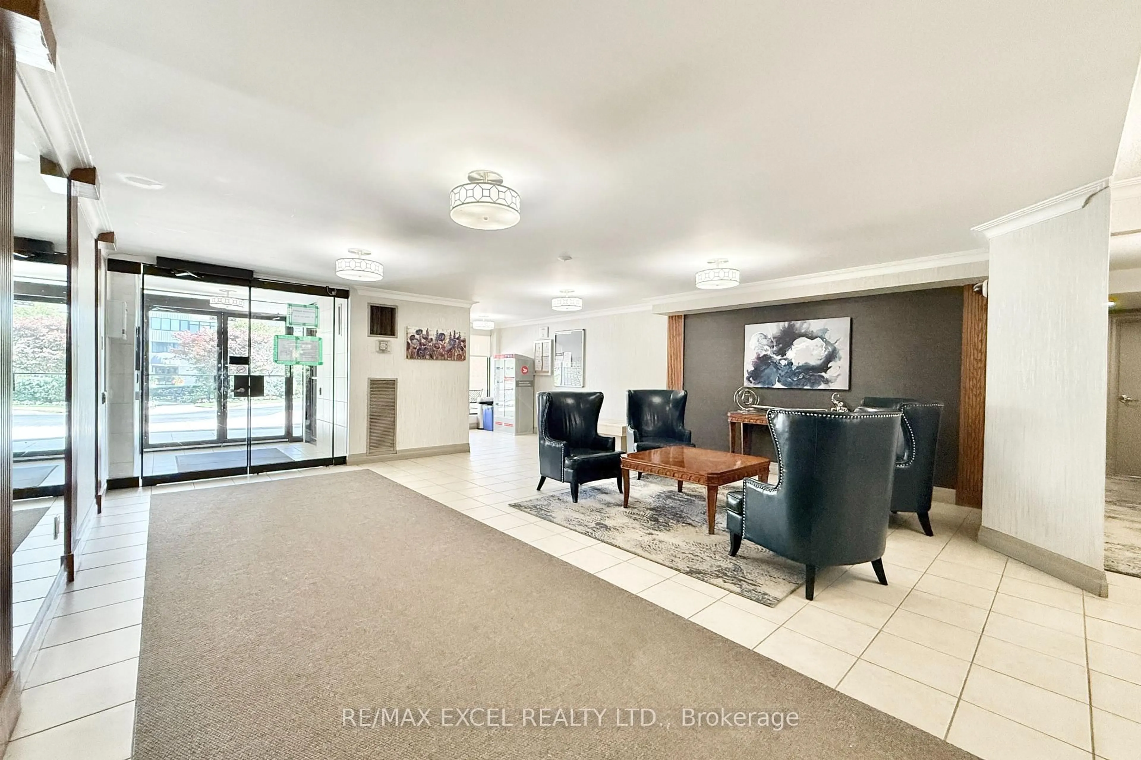 Indoor foyer for 1201 Steeles Ave #501, Toronto Ontario M2R 3K1