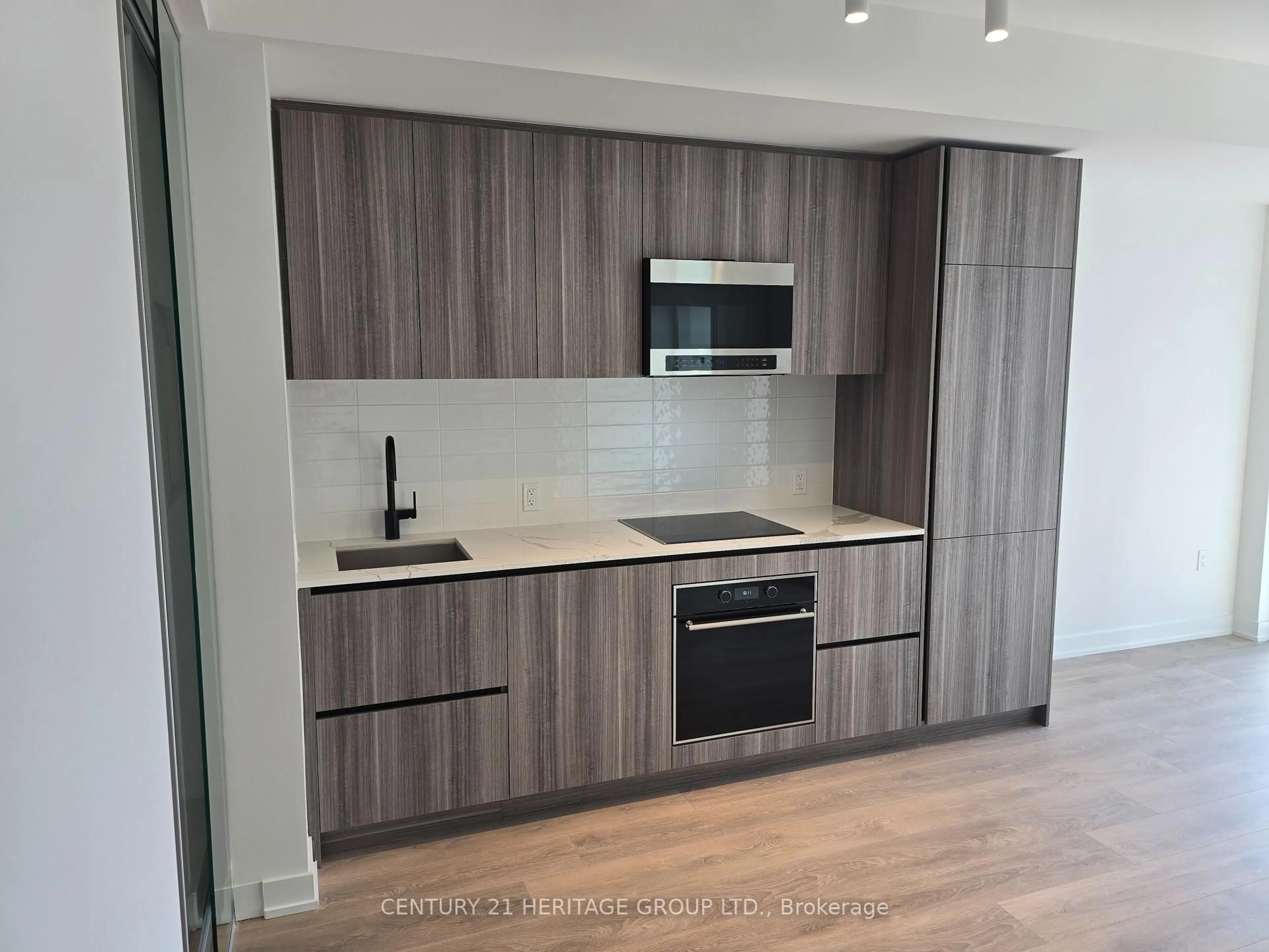 Standard kitchen, wood/laminate floor for 127 Broadway Ave #1101, Toronto Ontario M4P 1V5