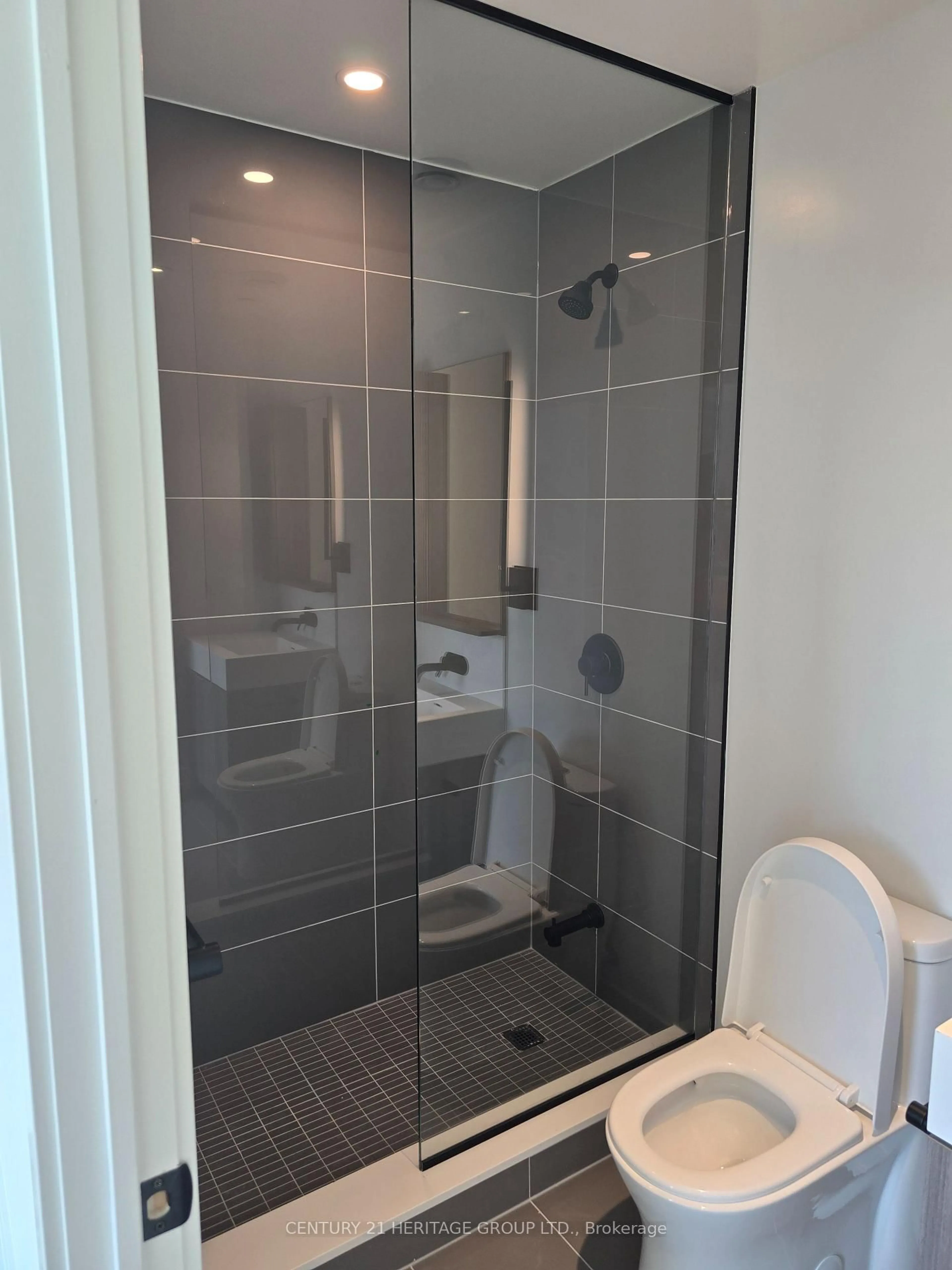 Contemporary bathroom, ceramic/tile floor for 127 Broadway Ave #1101, Toronto Ontario M4P 1V5