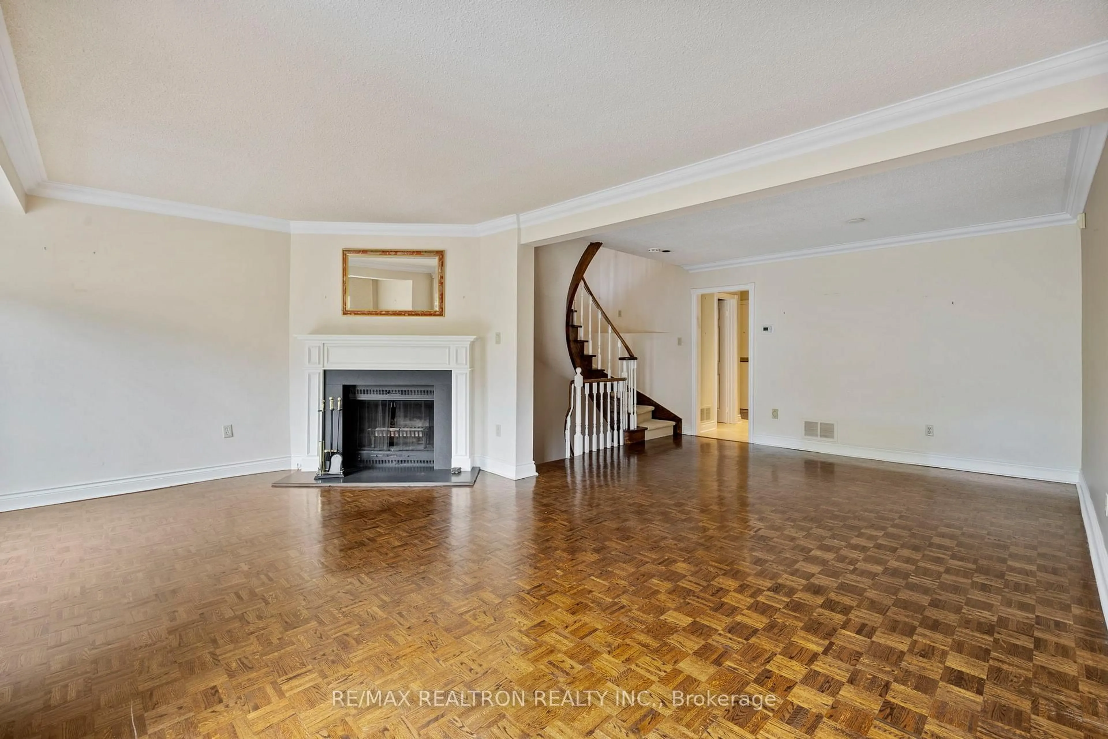 Indoor foyer for 1364 Avenue Rd, Toronto Ontario M5N 2H4