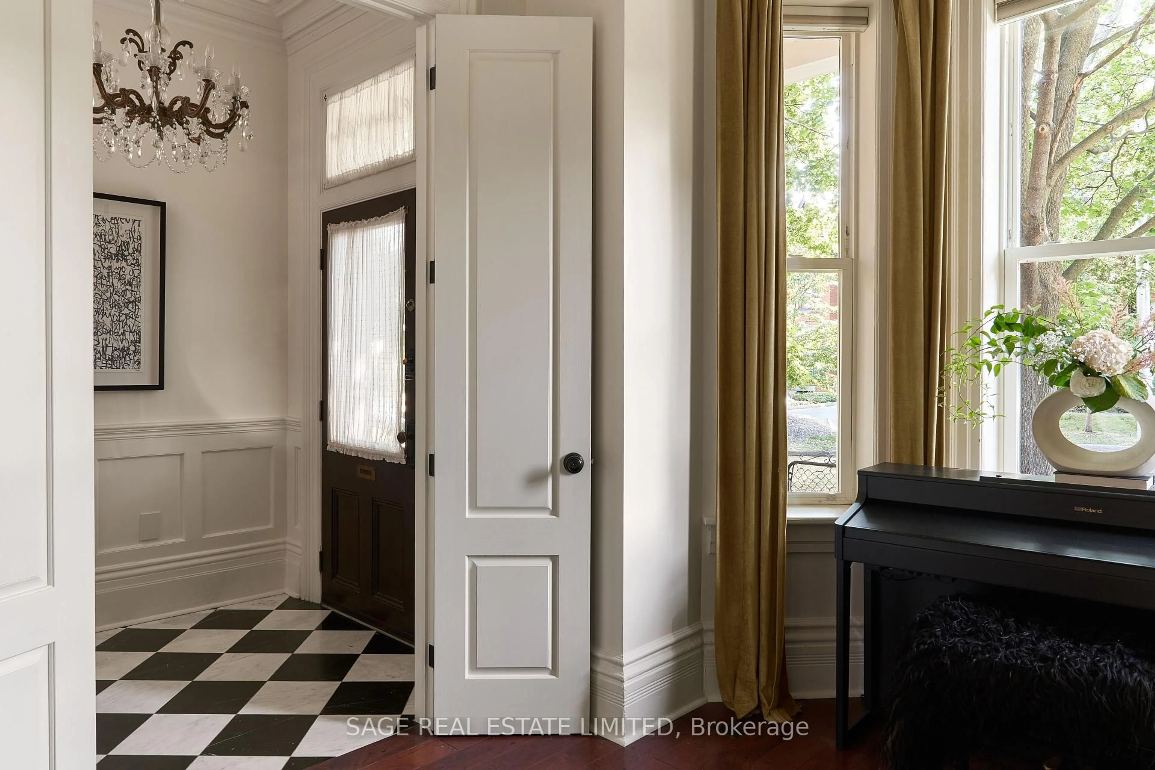 Indoor entryway for 73 Lakeview Ave, Toronto Ontario M6J 3B4