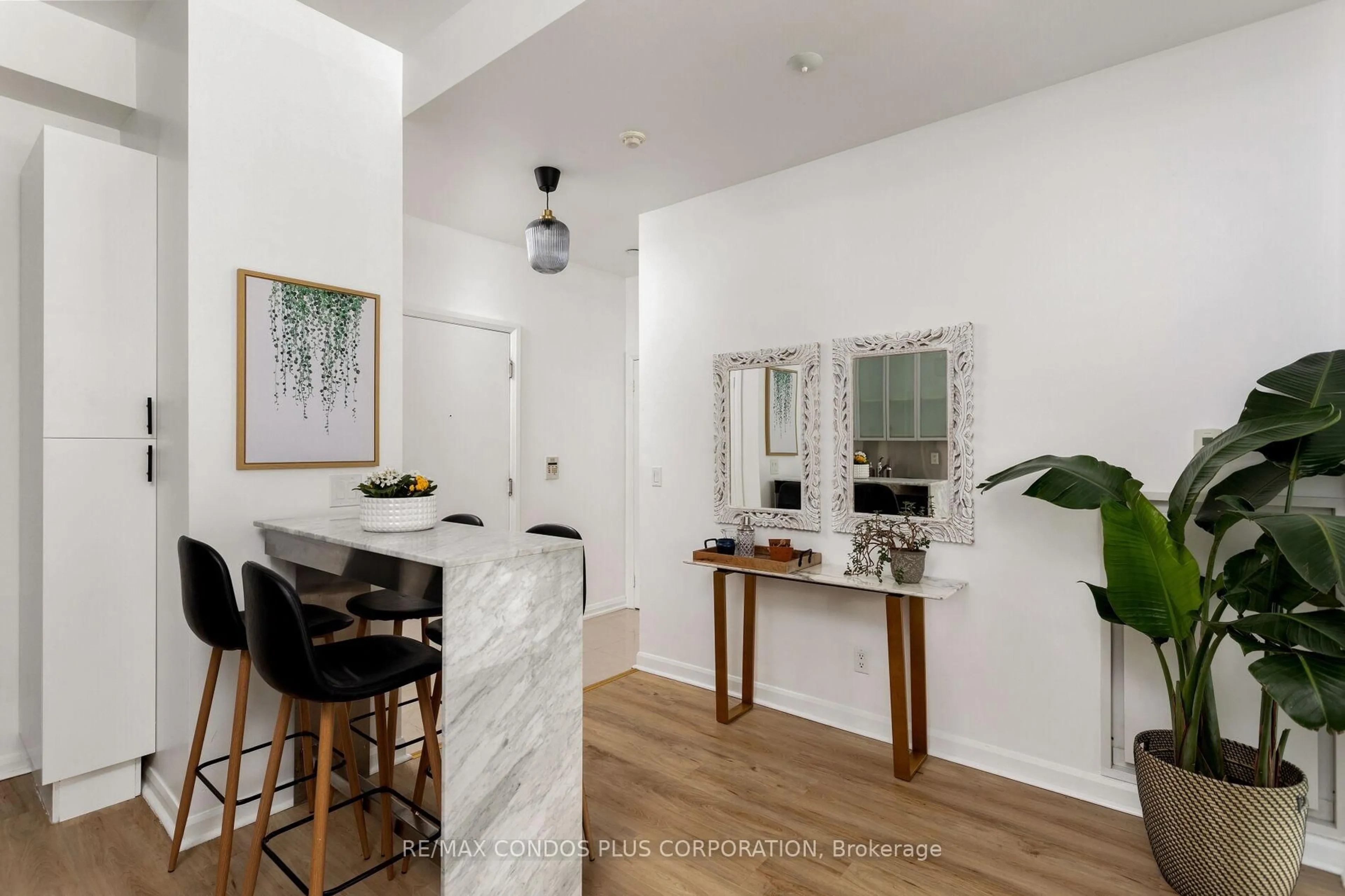 Unknown for 111 Elizabeth St #101, Toronto Ontario M5G 1P7