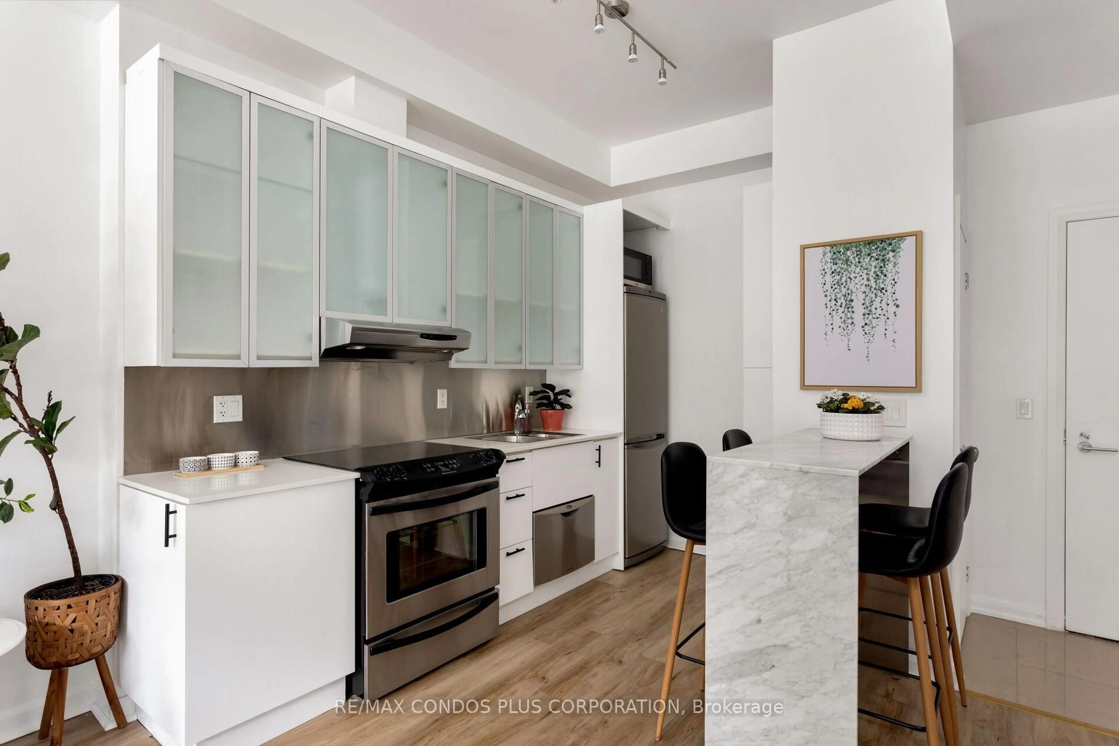 Unknown for 111 Elizabeth St #101, Toronto Ontario M5G 1P7