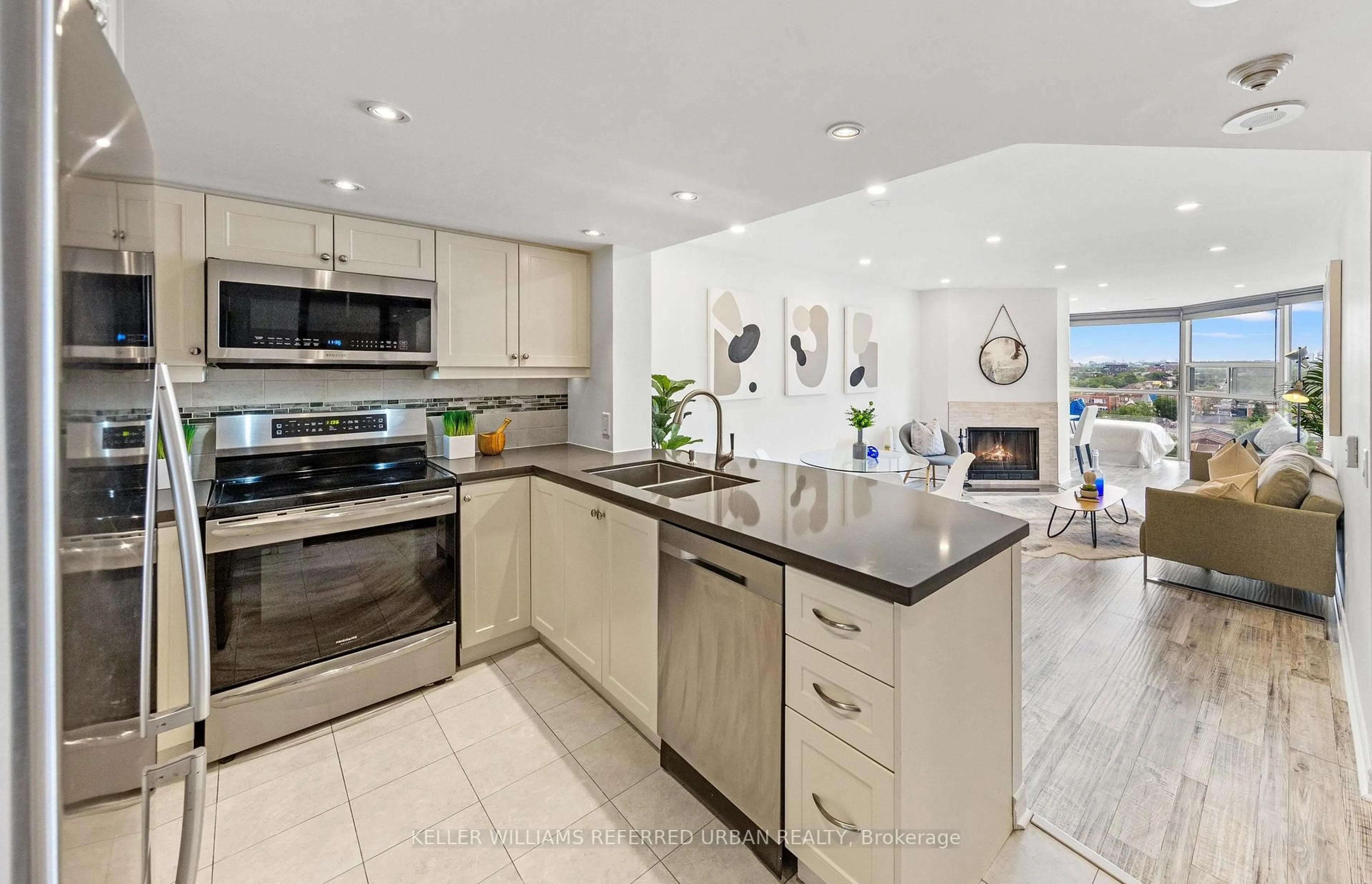 Open concept kitchen, ceramic/tile floor for 725 King St #PH7, Toronto Ontario M5V 2W9