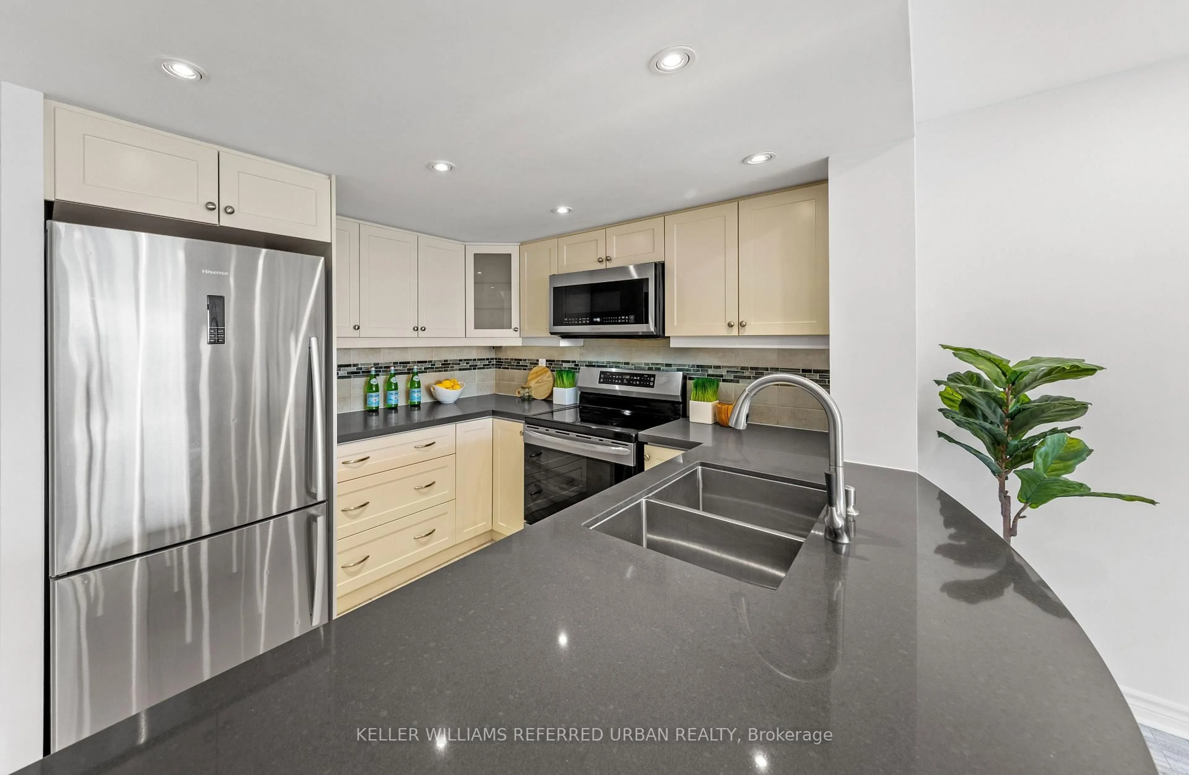 Open concept kitchen, ceramic/tile floor for 725 King St #PH7, Toronto Ontario M5V 2W9