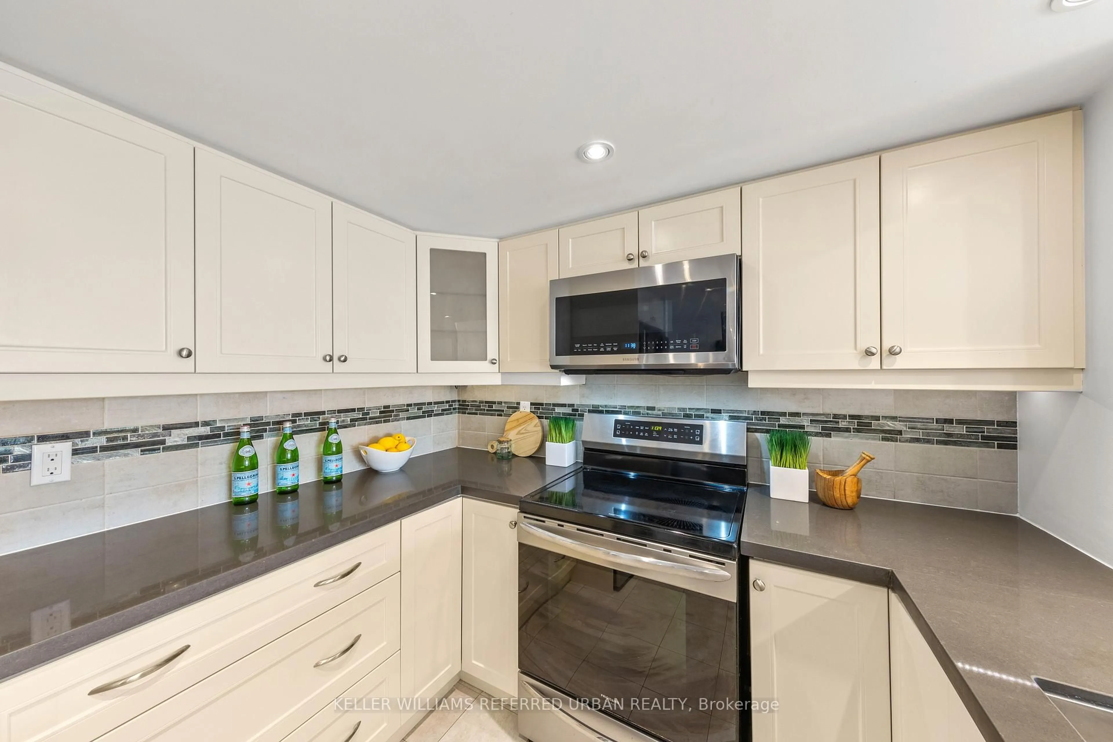 Open concept kitchen, ceramic/tile floor for 725 King St #PH7, Toronto Ontario M5V 2W9