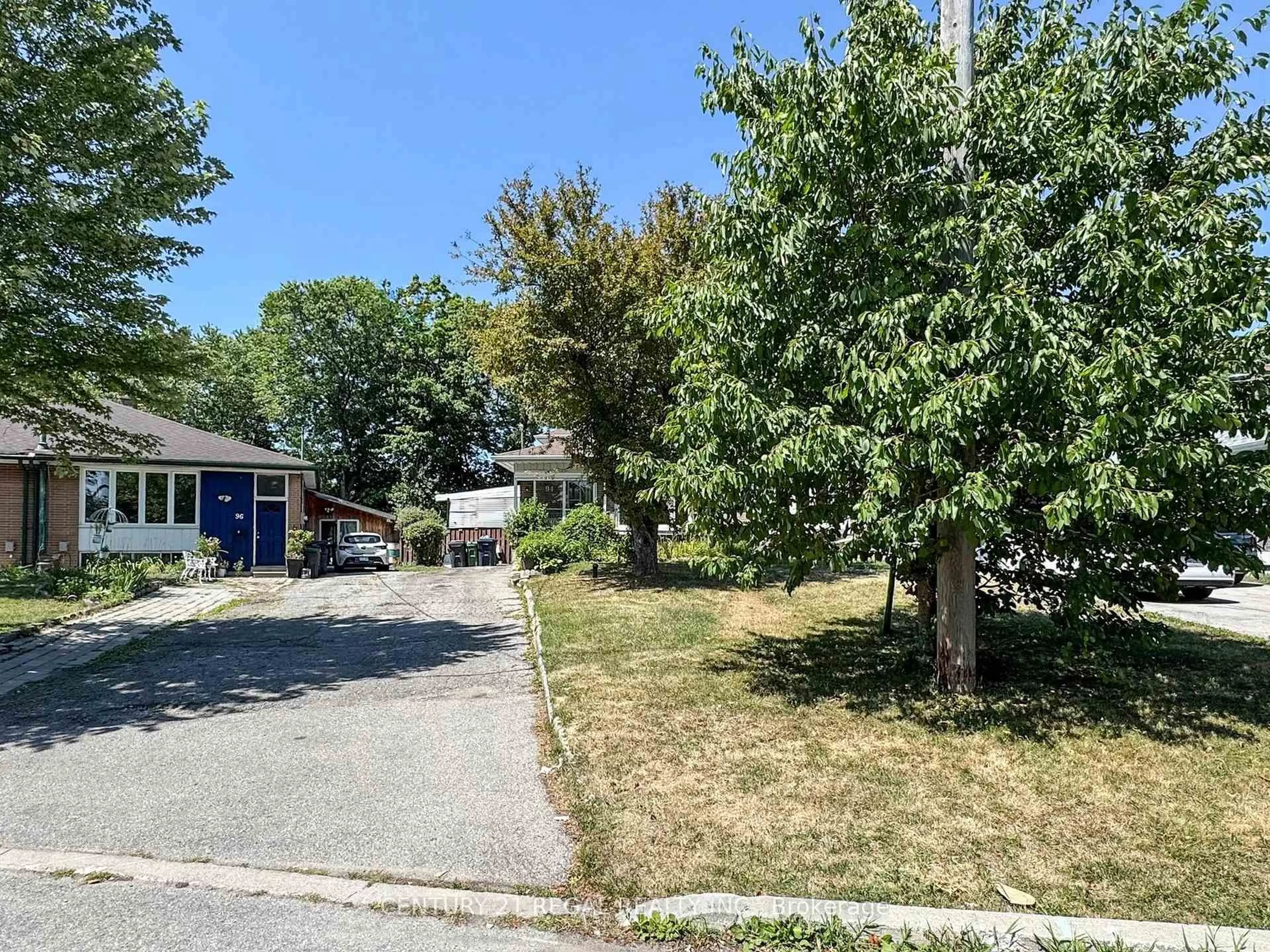 A pic from outside/outdoor area/front of a property/back of a property/a pic from drone, street for 94 Billington Cres, Toronto Ontario M3A 2G6