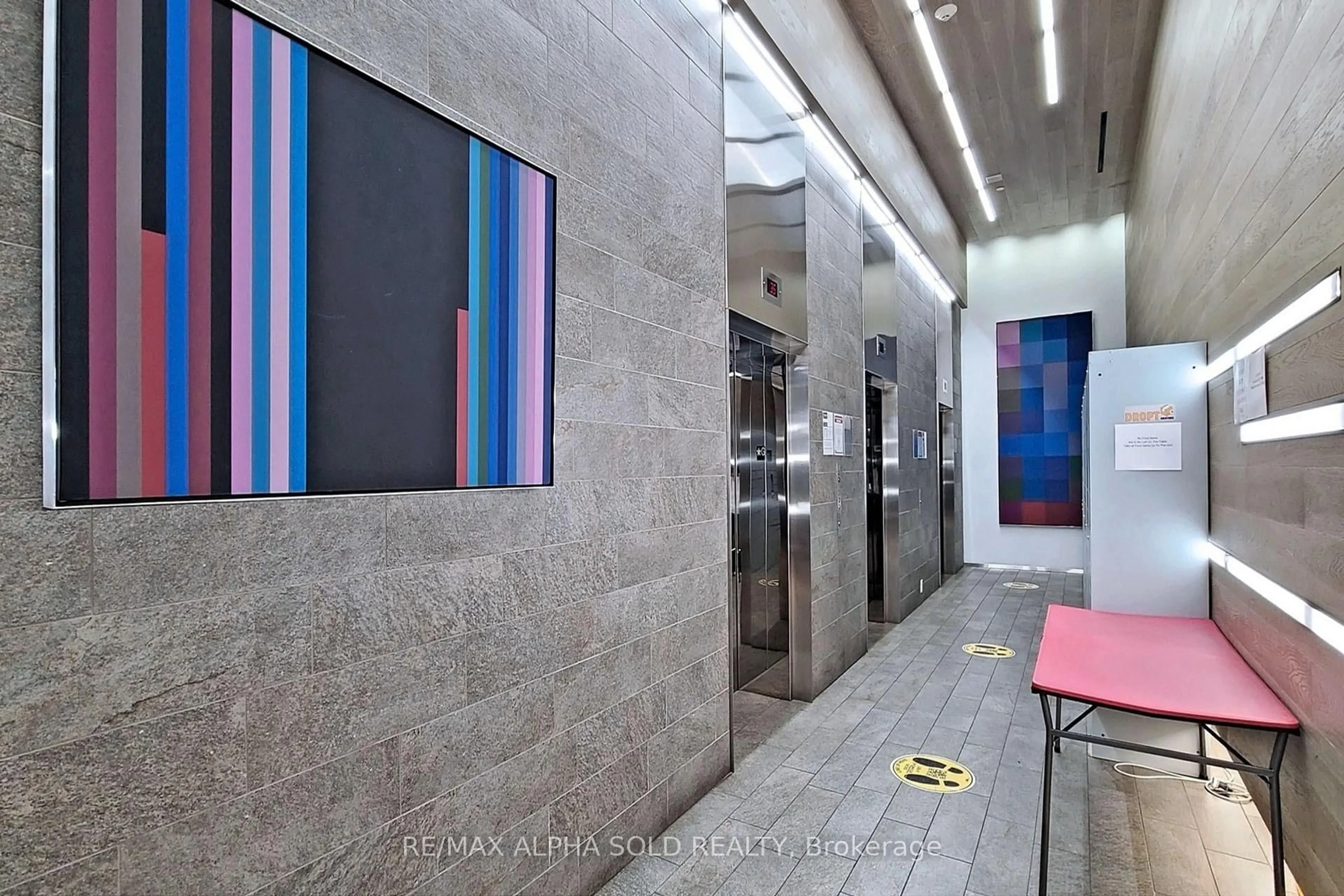 Indoor foyer for 101 Peter St #3710, Toronto Ontario M5V 2G9
