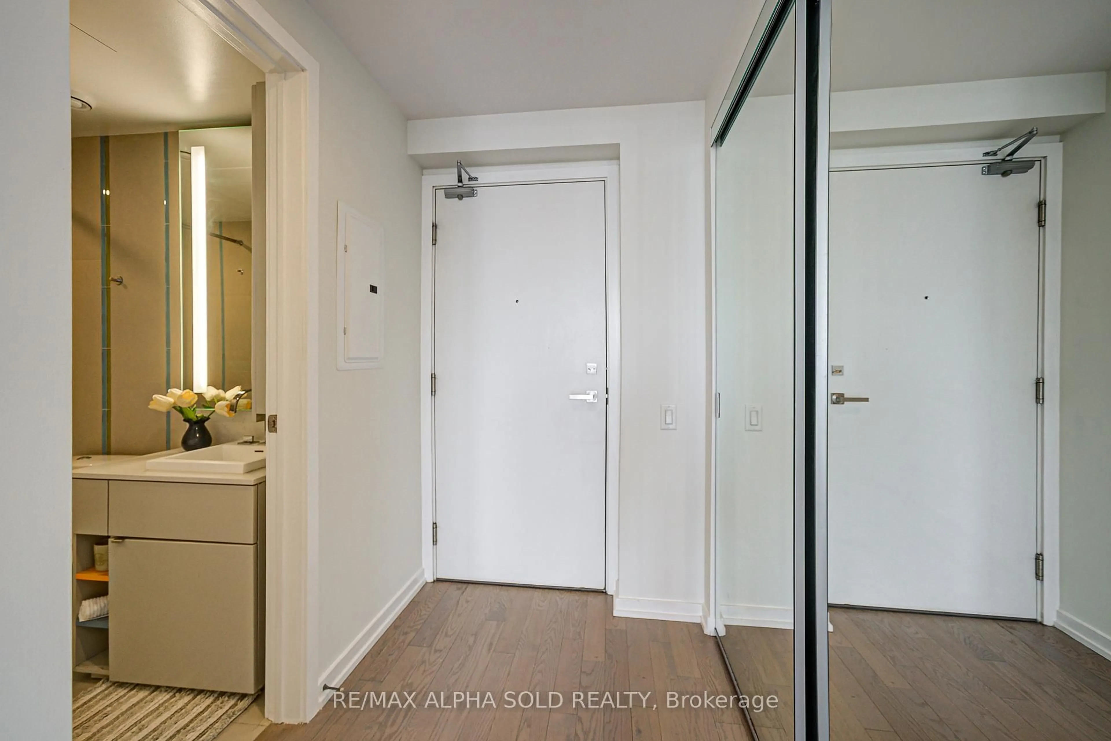 Indoor entryway for 101 Peter St #3710, Toronto Ontario M5V 2G9