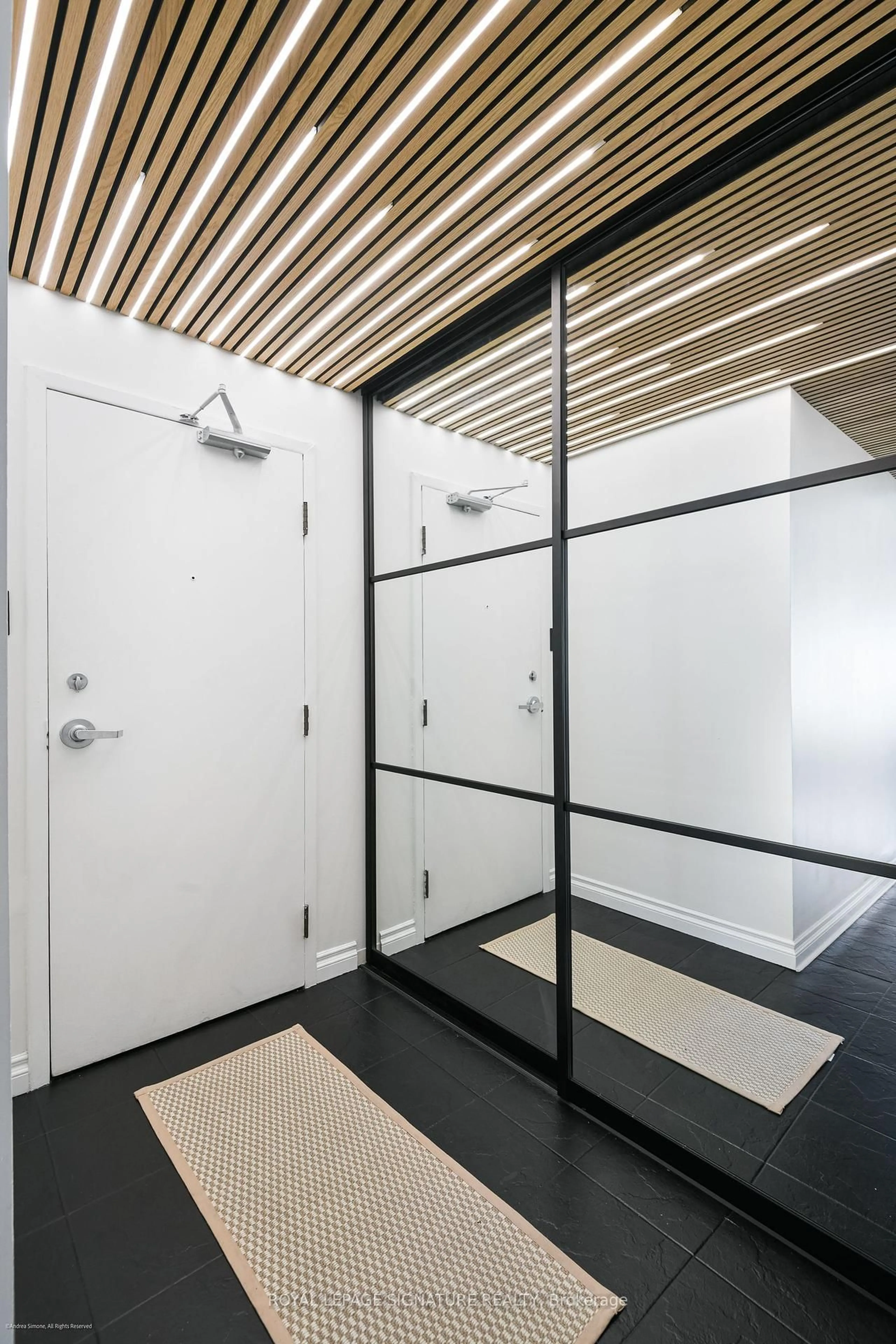 Indoor entryway for 705 King St #804, Toronto Ontario M5V 2W8