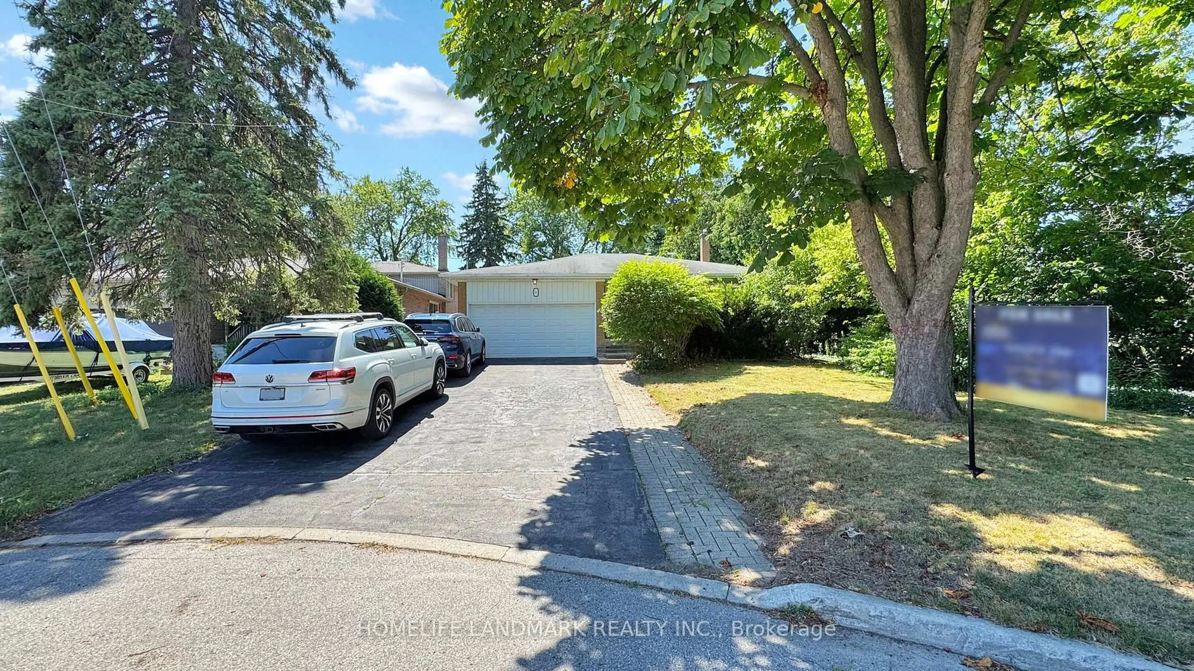 A pic from outside/outdoor area/front of a property/back of a property/a pic from drone, street for 25 Greenyards Dr, Toronto Ontario M2M 2R7