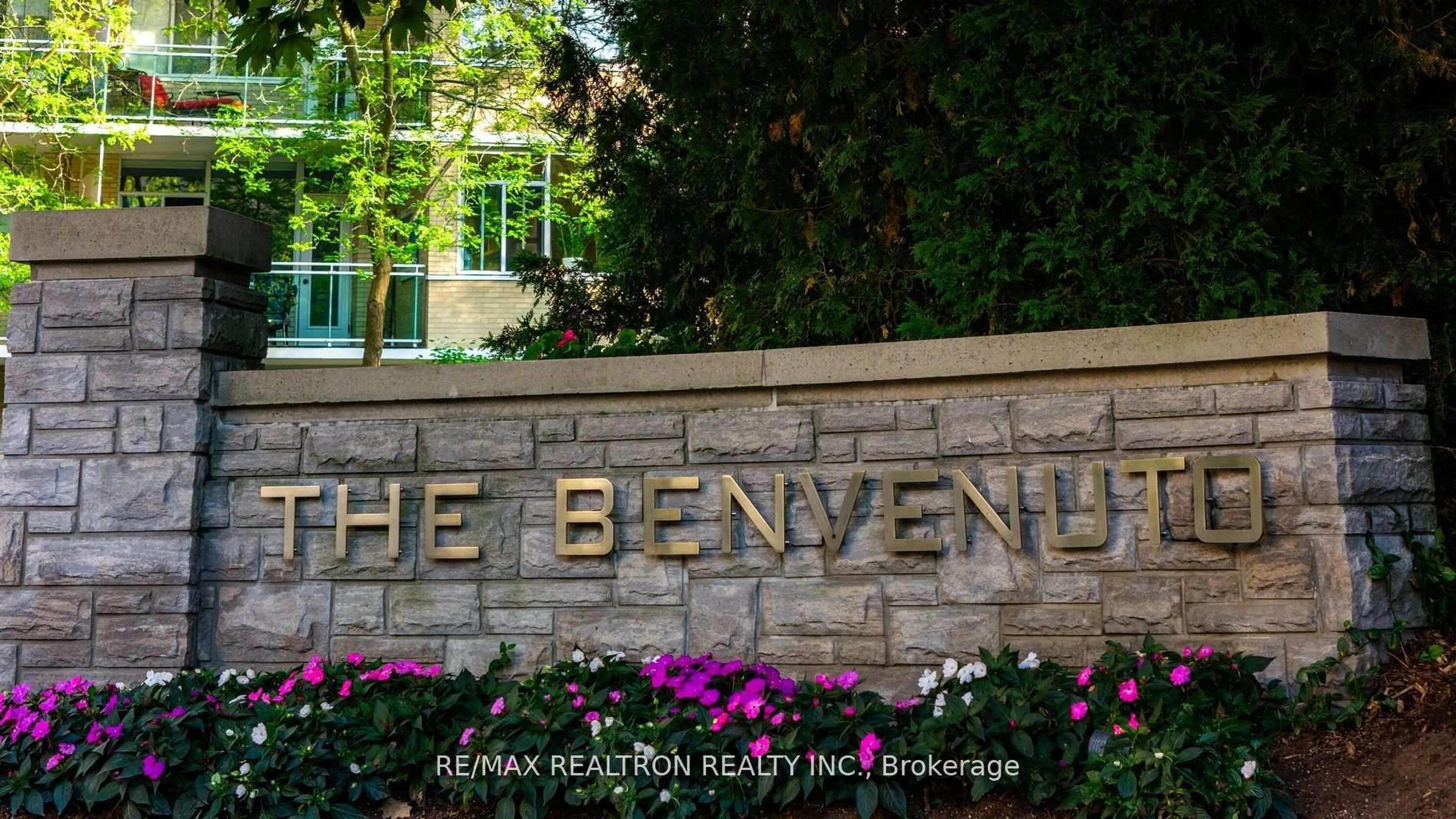 Indoor foyer for 1 Benvenuto Pl #224, Toronto Ontario M4V 2L1