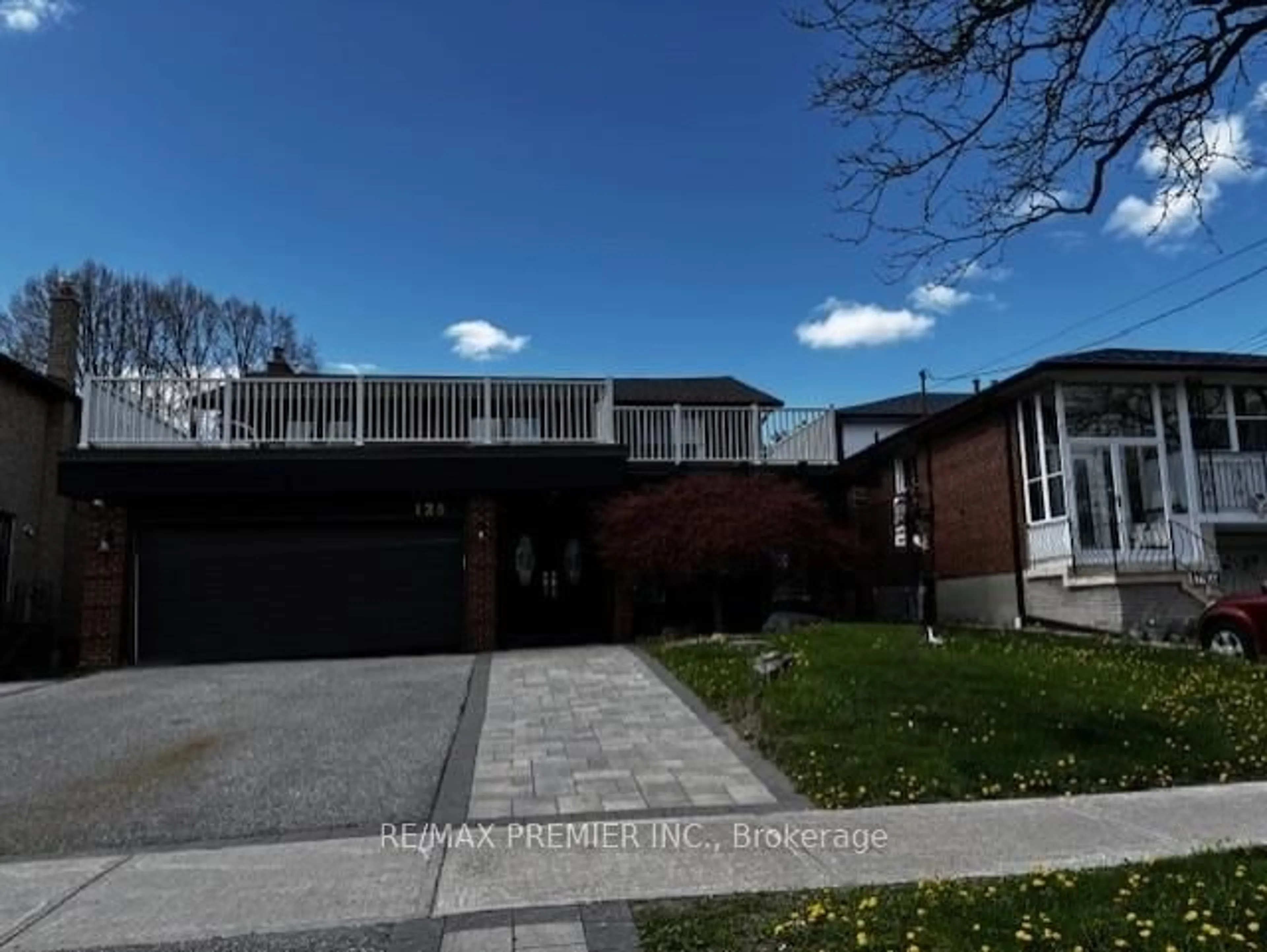 A pic from outside/outdoor area/front of a property/back of a property/a pic from drone, street for 128 Fisherville Rd, Toronto Ontario M2R 3C2