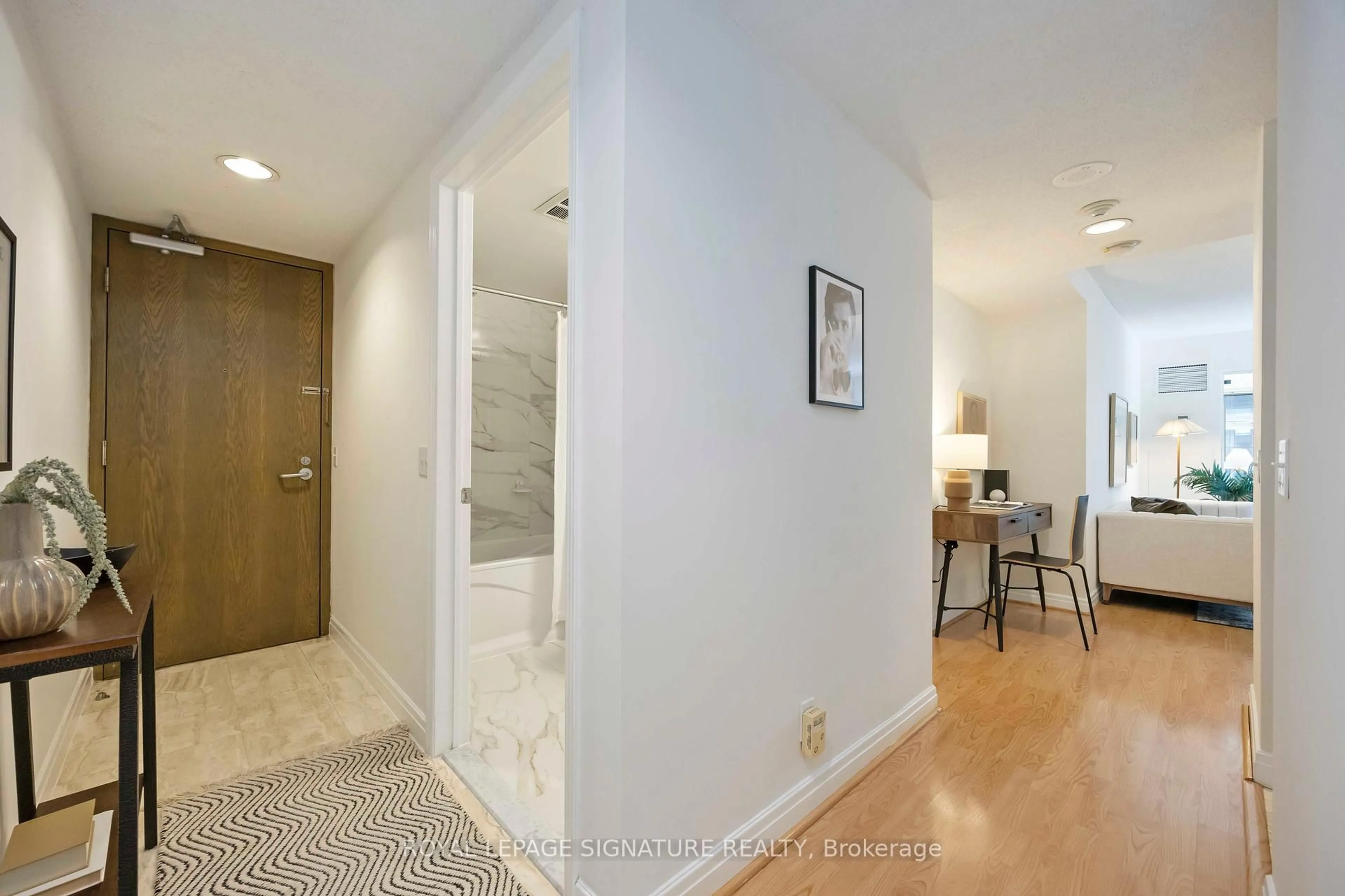 Indoor entryway for 50 Lombard St #1204, Toronto Ontario M5C 2X4