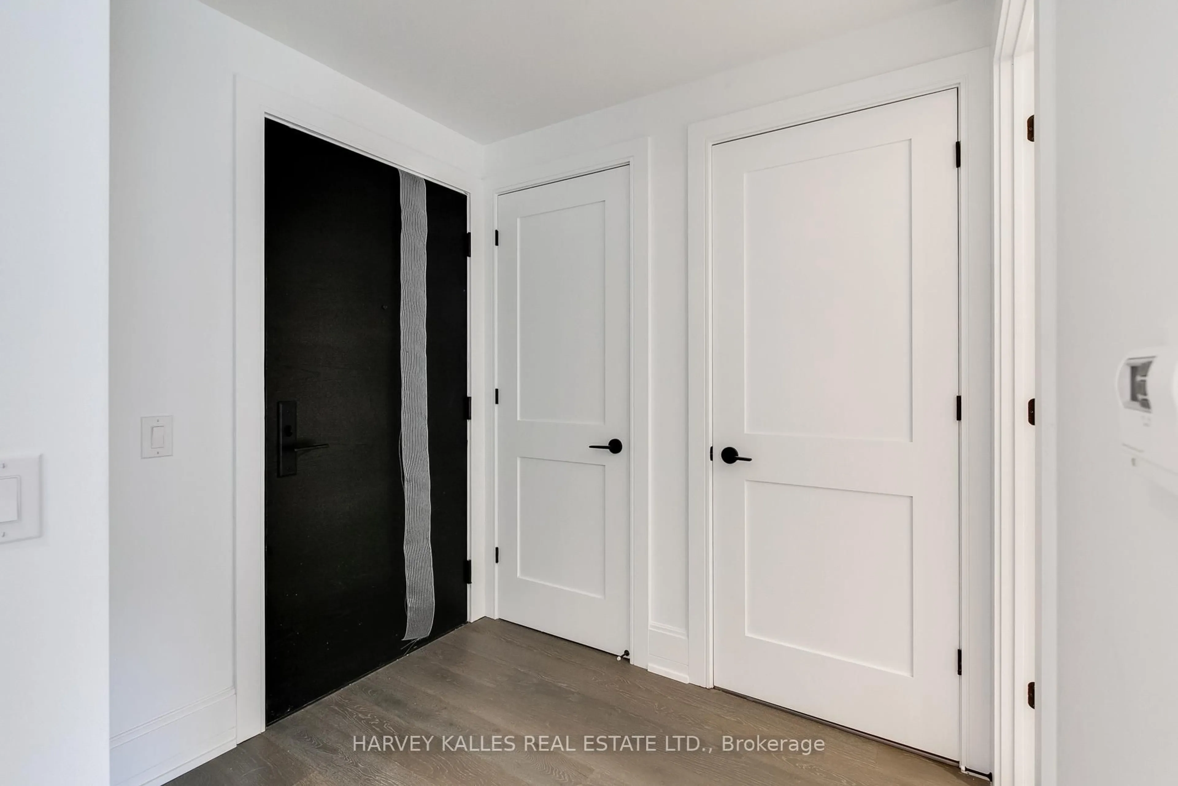 Indoor entryway for 355 Bedford Park #205, Toronto Ontario M5M 1J3